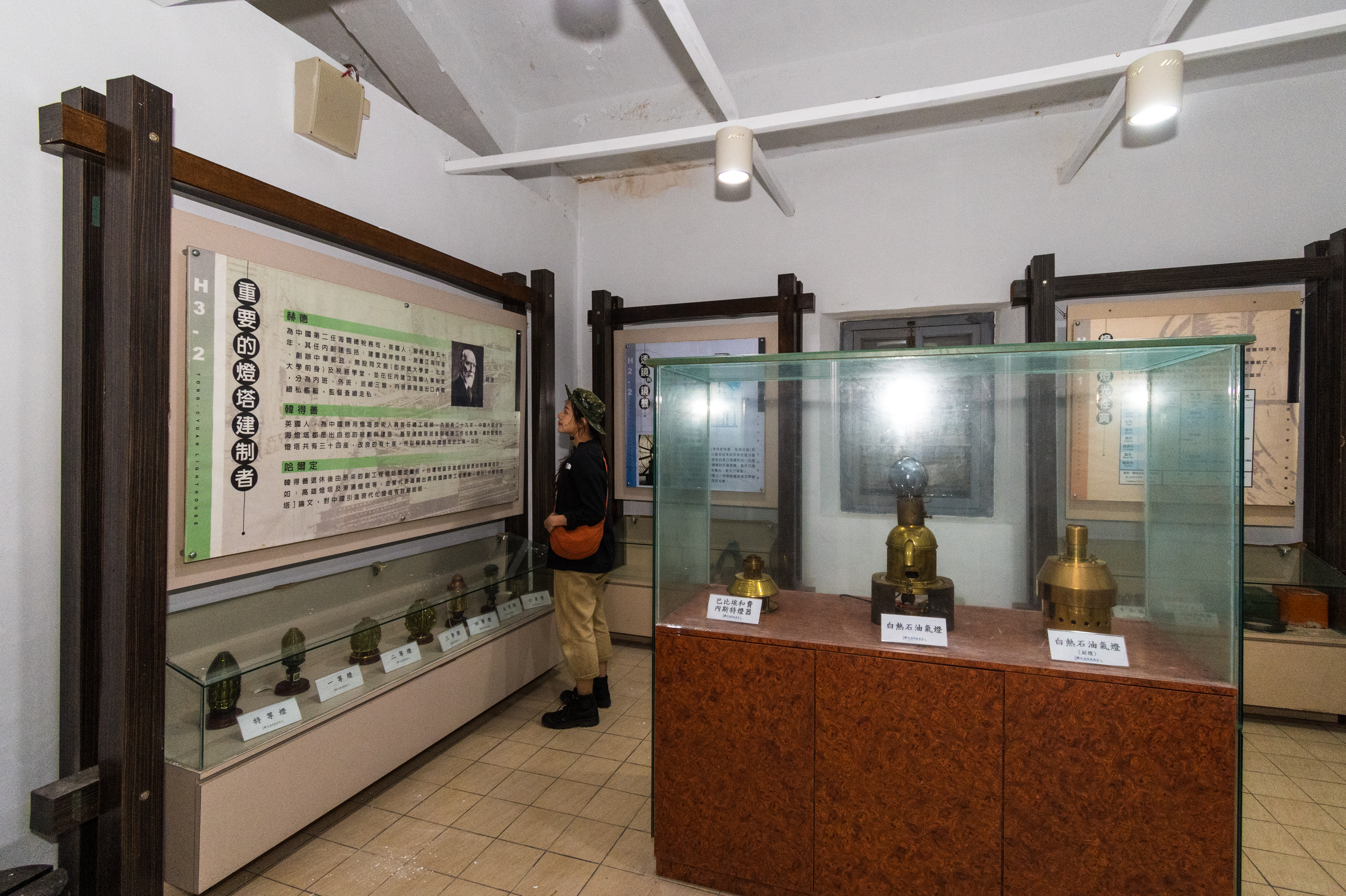 辦公廳舍現改建為展示空間，開放遊客參觀，陳列了歷代燈塔守使用過的舊煤油燈、 航海圖等文物。