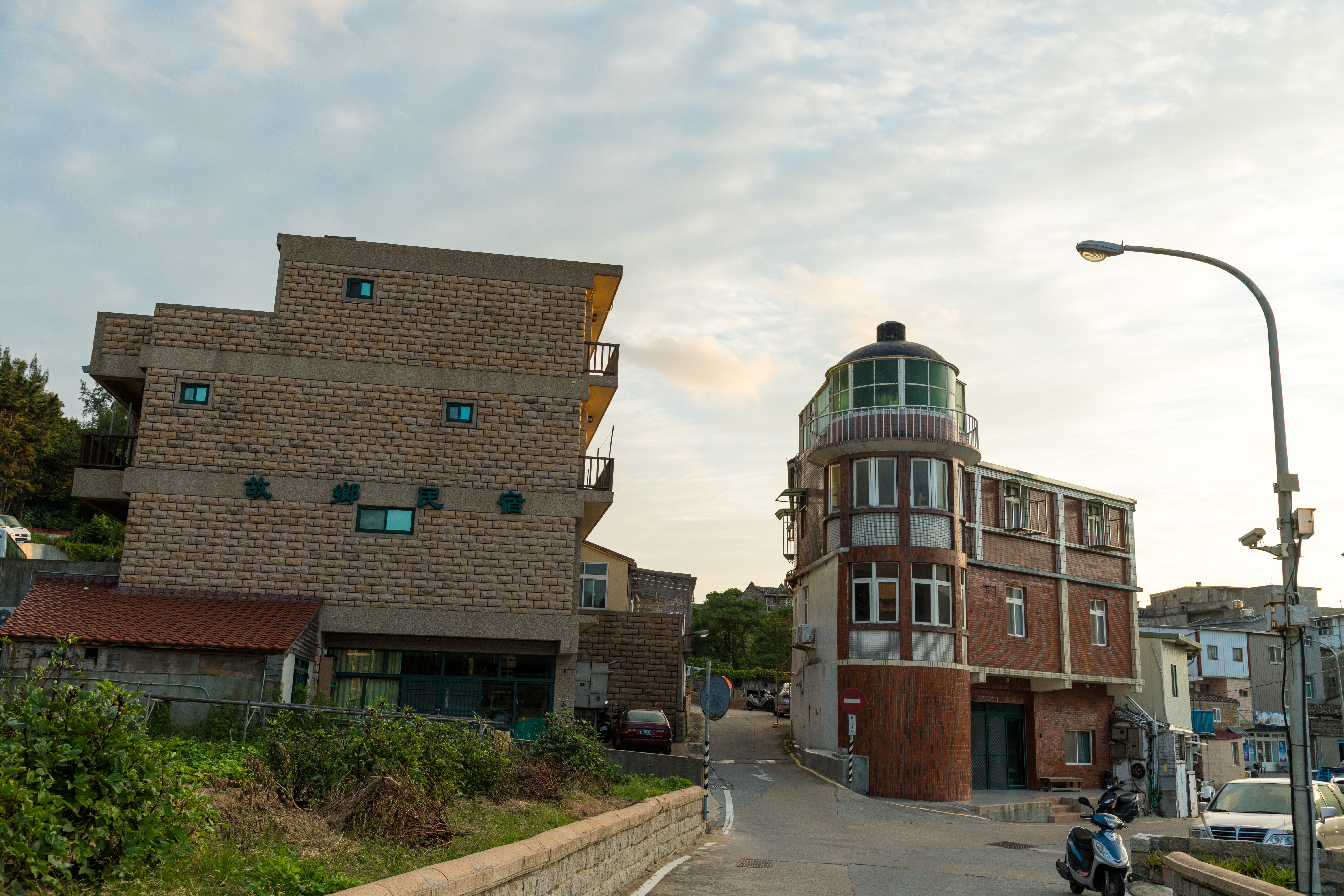 「故鄉民宿」為東莒島上的老字號民宿，舊館以東莒燈塔造型建造。