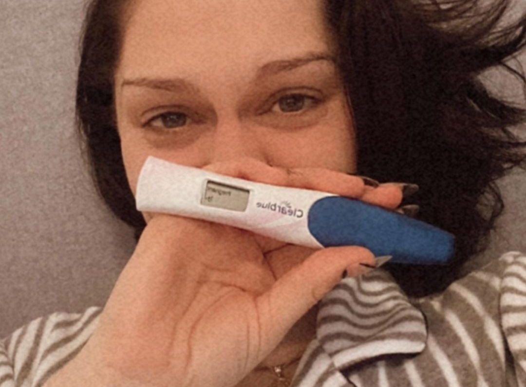 英國天后潔西J今在IG上難過訴說自己流產的經過，進行超音波檢查後發現「寶寶沒心跳了」。（翻攝自jessiej IG）