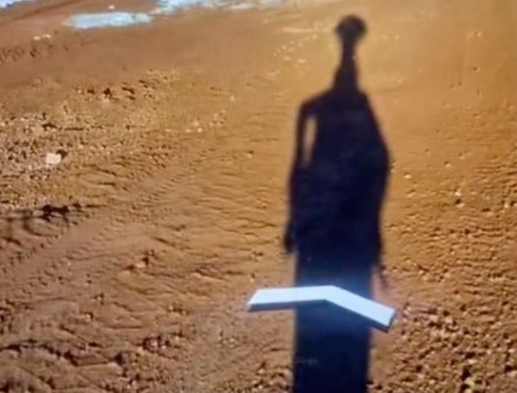 國外一名網友日前透過街景地圖發現，一區山處有個詭異身影，疑似是外星人。（翻攝自每日星報）