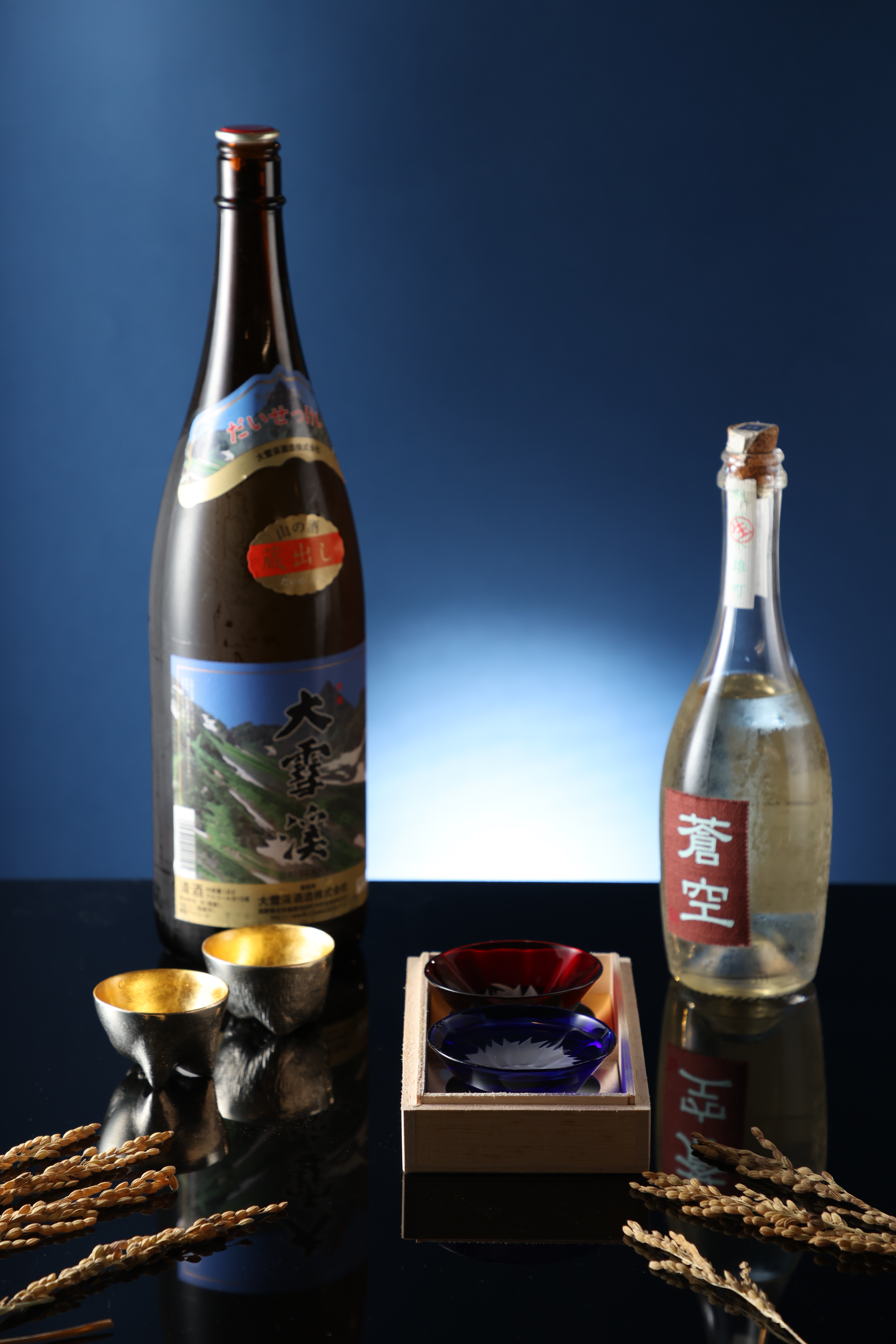 「大雪溪 藏出 本釀造」（左，220元／杯）今年在日本燗酒大賽拿下最高金賞；「蒼空 特別純米 雄町」（右，380元／杯）則是冰飲、熱飲各有千秋，值得玩味的一款生酛酒。