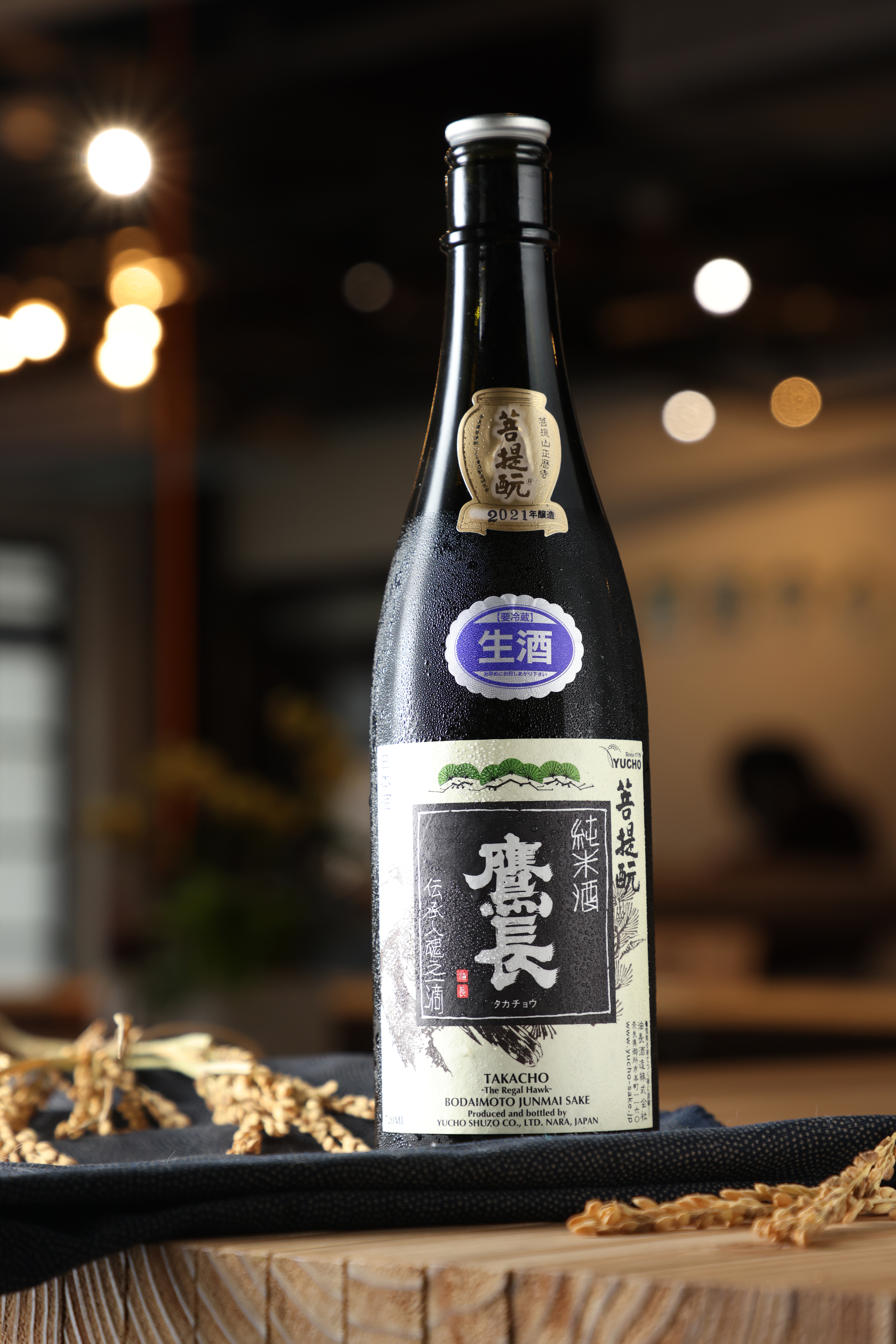 來自奈良正曆寺，遵古法釀製的「鷹長 菩提酛 純米酒」雖用硬水釀成，卻有熟成的甜美和鮮酸果香。（290元／杯）