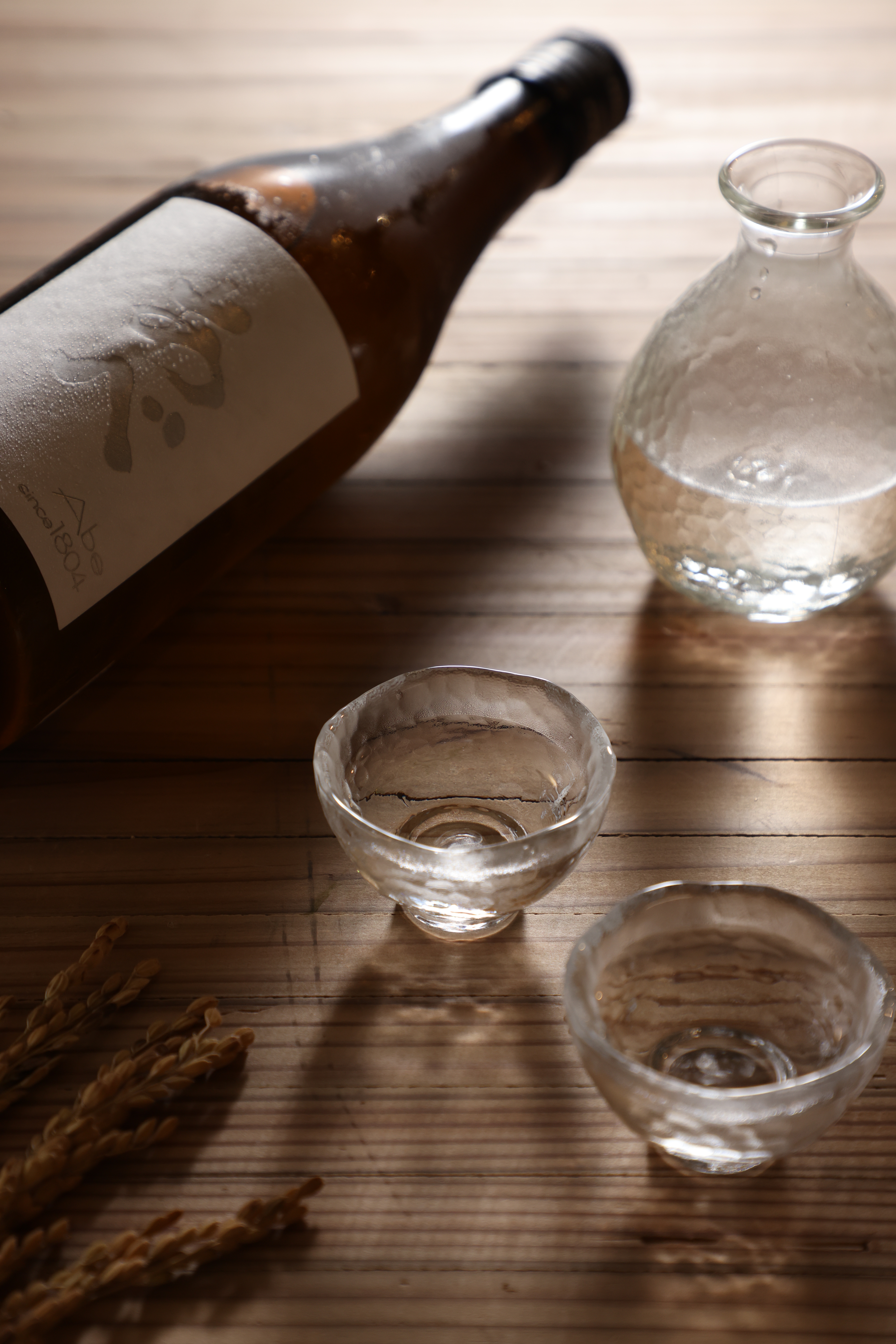 「阿部 白 純米吟釀」冷飲有生酒的草本調與明亮酸感，熱飲則轉為甜美感和圓滑，後味帶薰香。（300元／杯）