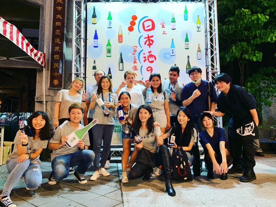 「愛上日本酒」社群2020年在寧夏夜市舉辦用日本酒佐台灣小吃的實體活動。（愛上日本酒提供）