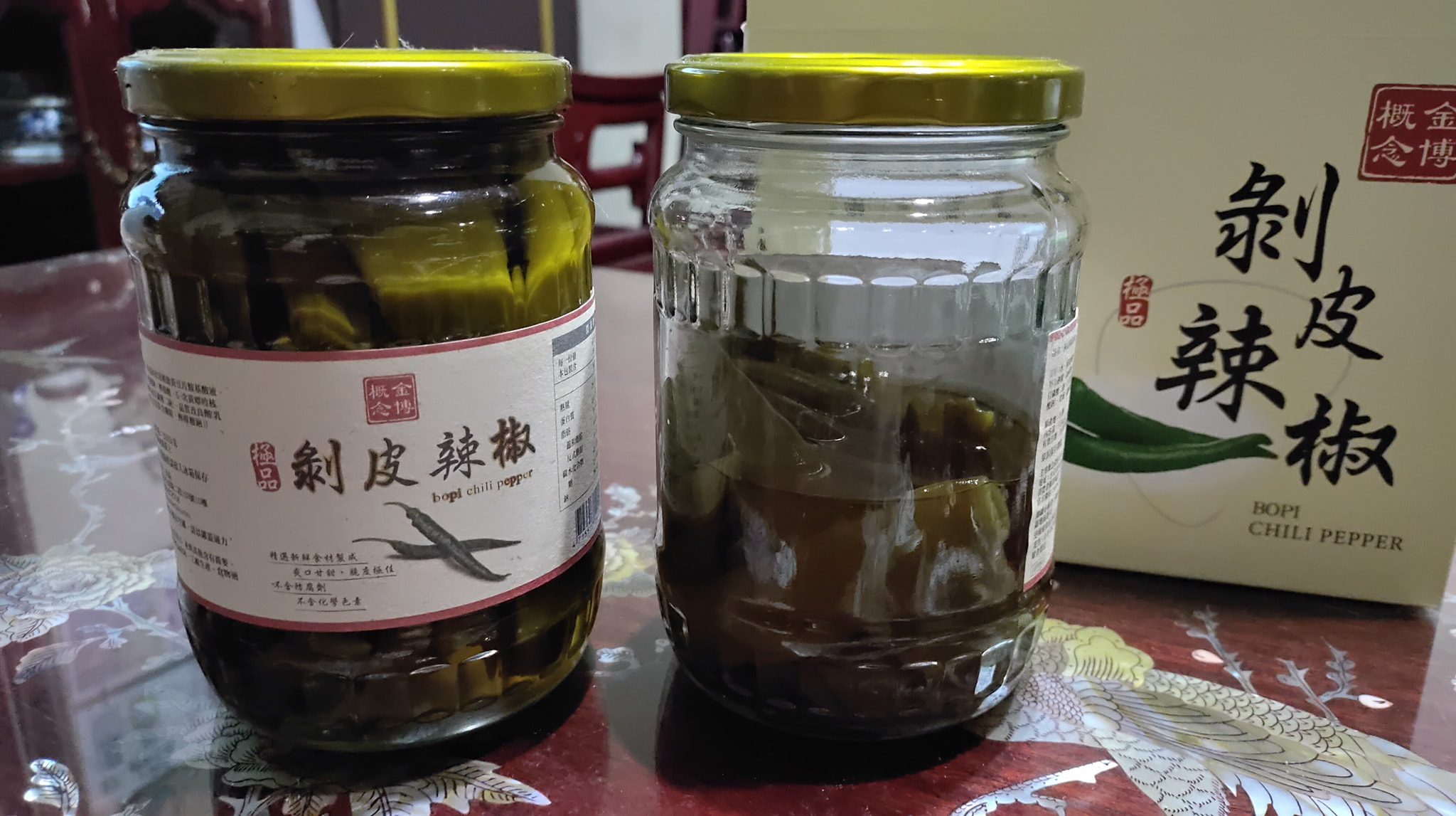 近日有顧客購買一組剝皮辣椒後，回家開箱後發現其中有一罐內容物少了半罐。（翻攝自Costco好市多 商品經驗老實說）