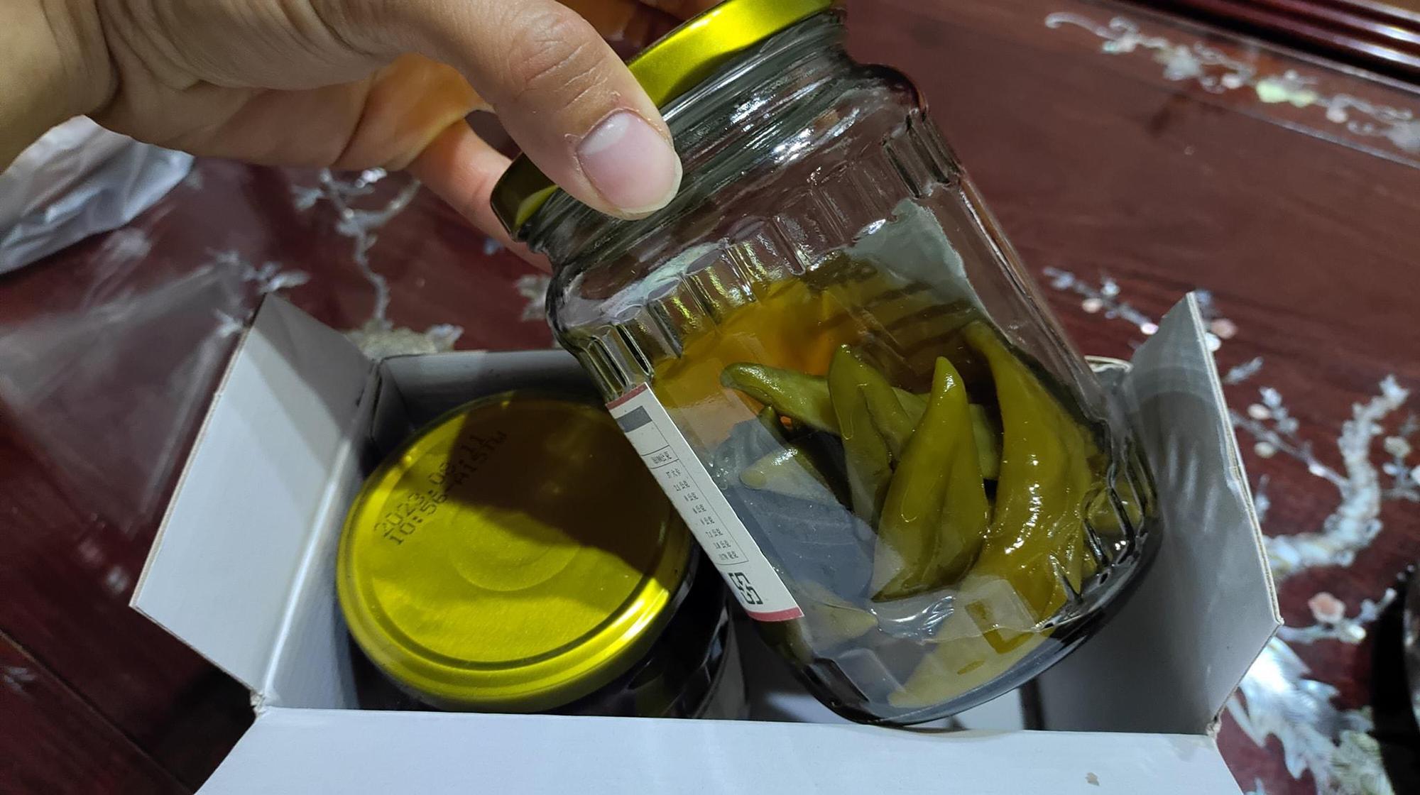 近日有顧客購買一組剝皮辣椒後，回家開箱後發現其中有一罐內容物少了半罐。（翻攝自Costco好市多 商品經驗老實說）