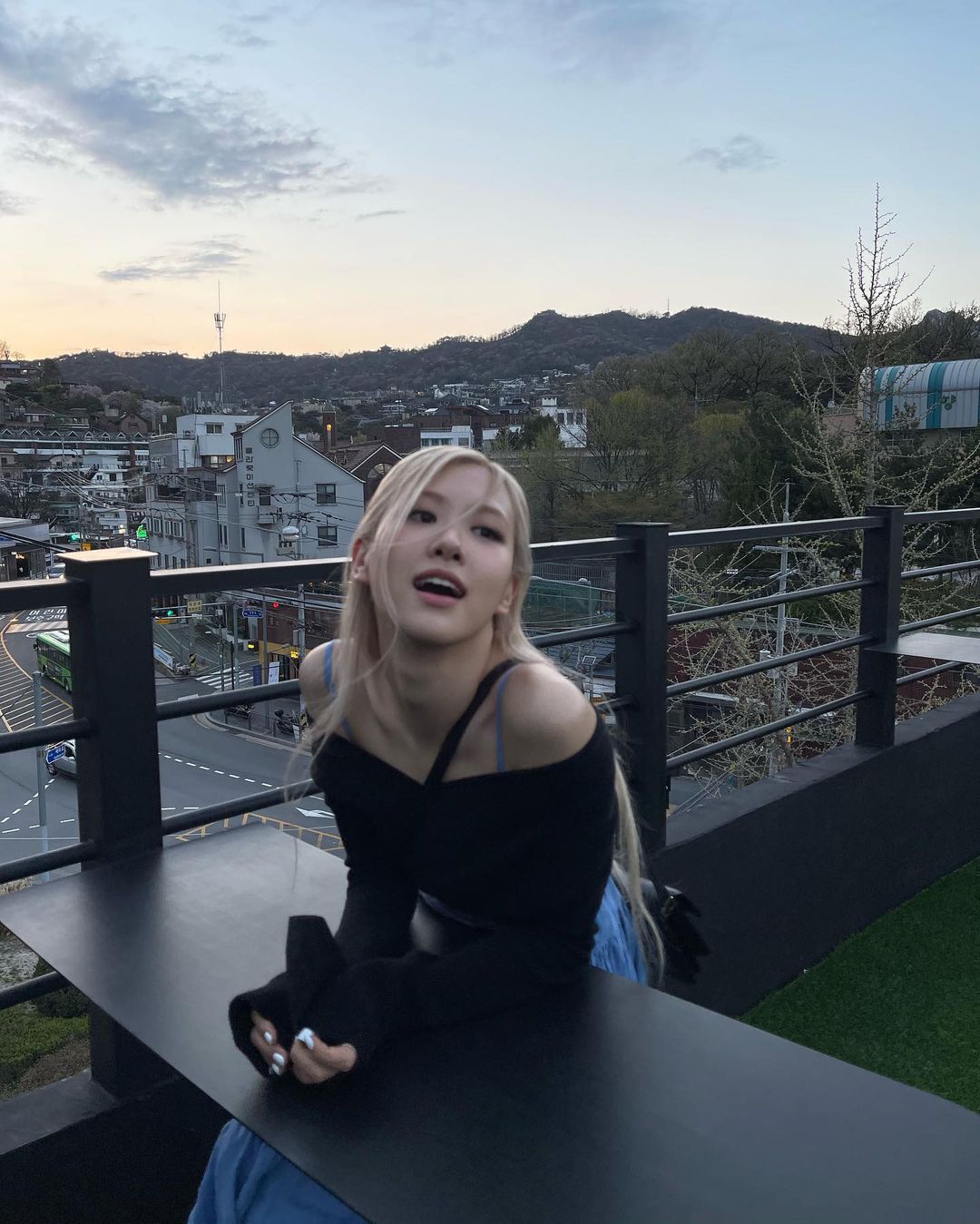 Rosé臨時取消活動行程才爆出LISA確診消息。(翻攝Rosé IG)
