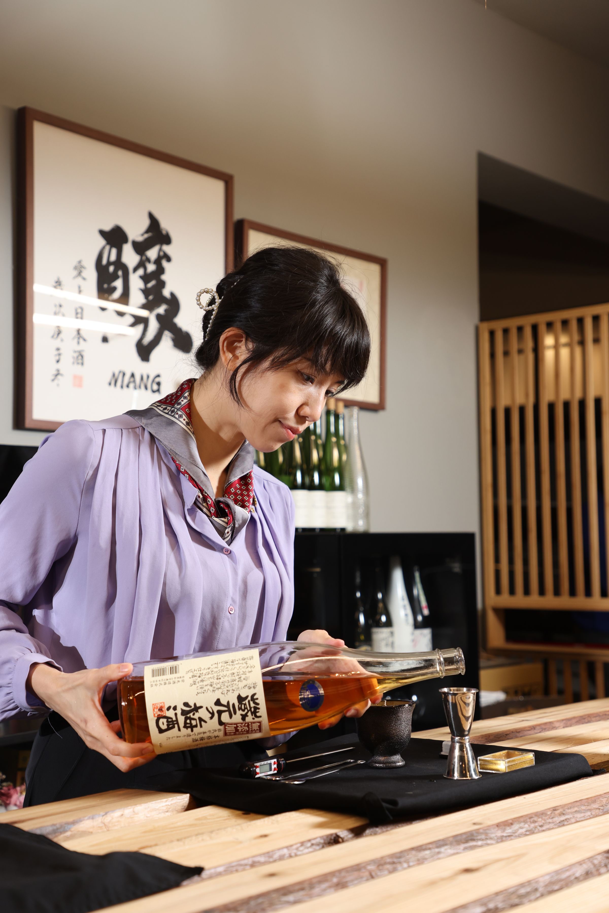 味覺敏銳的Fay擅長組合各種香氣，把日本燒酎和台灣茶湊做堆。