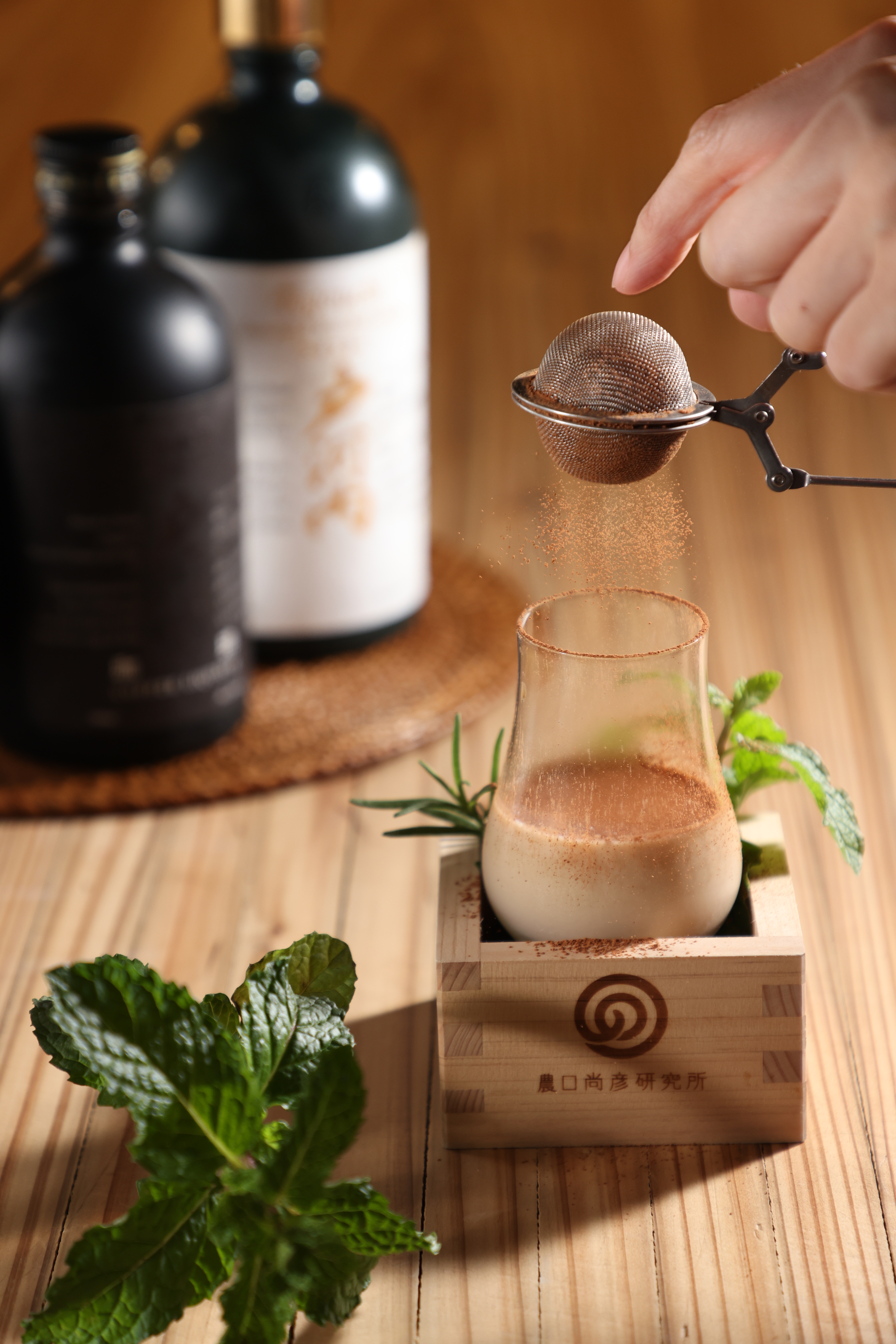「戶河內森林Café au lait」用牛奶統合了咖啡、可可、威士忌的香氣，順滑甜美。（280元／杯）