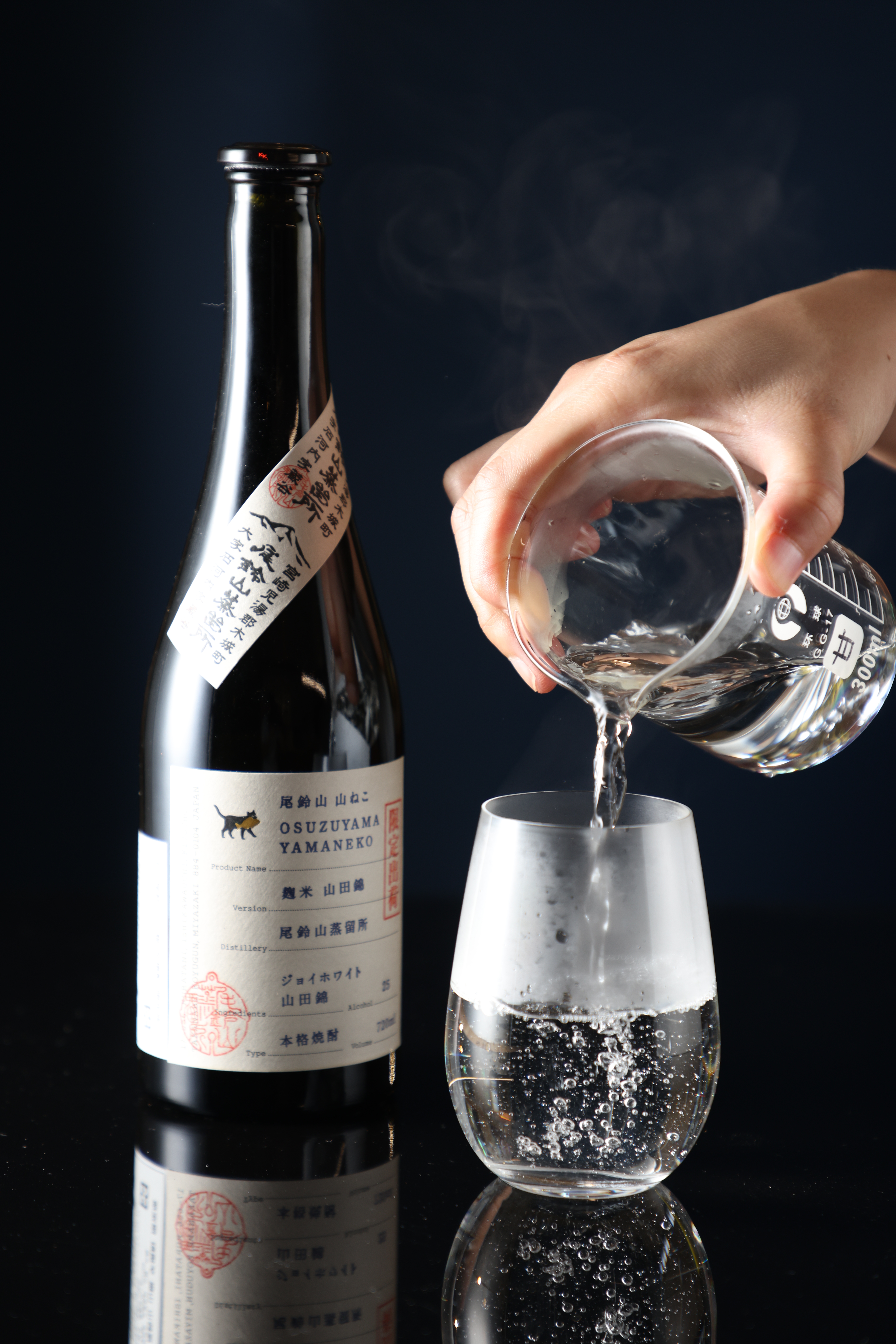 採低溫發酵的「朝日 飛乃流 黑糖燒酎」層次更豐富，加熱水最能喚醒它帶果感的黑糖香氣。（湯割190元／杯）