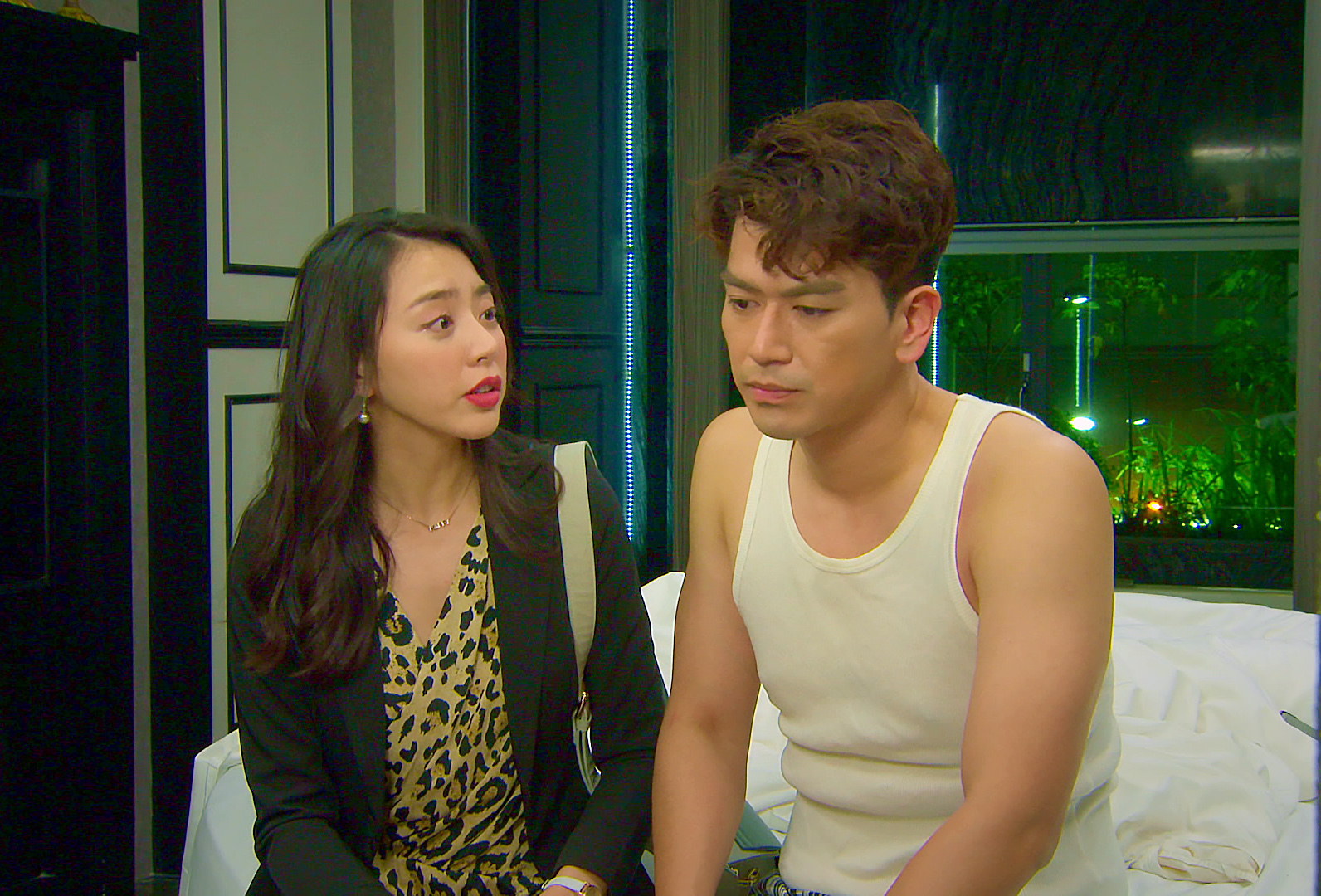 潘逸安（右）和宋城希上演偷情戲碼。（台視提供）