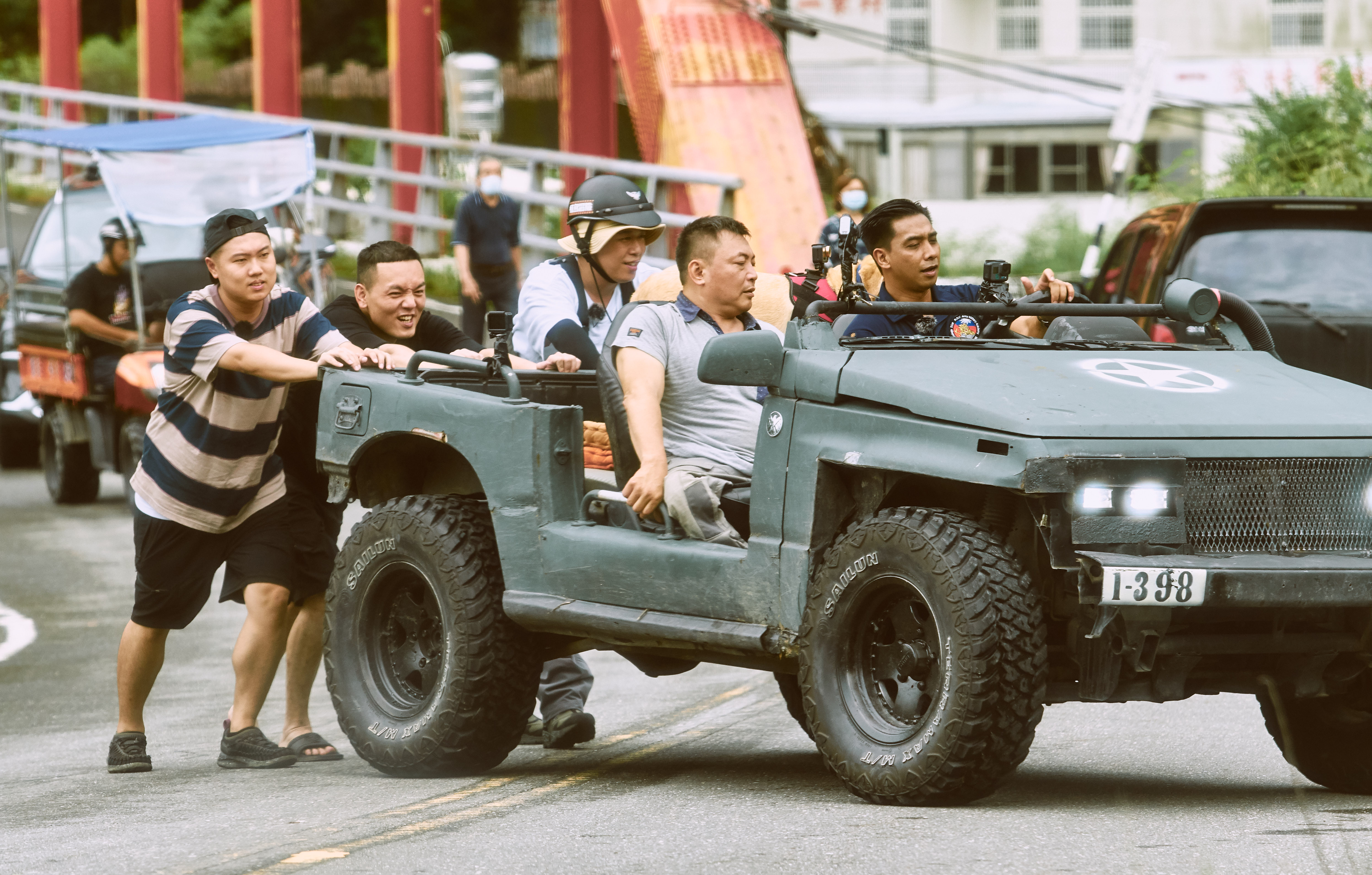 玖壹壹遇上駕駛的導覽車莫名熄火無法轉動，拋錨在路邊完全動彈不得。（混血兒娛樂）