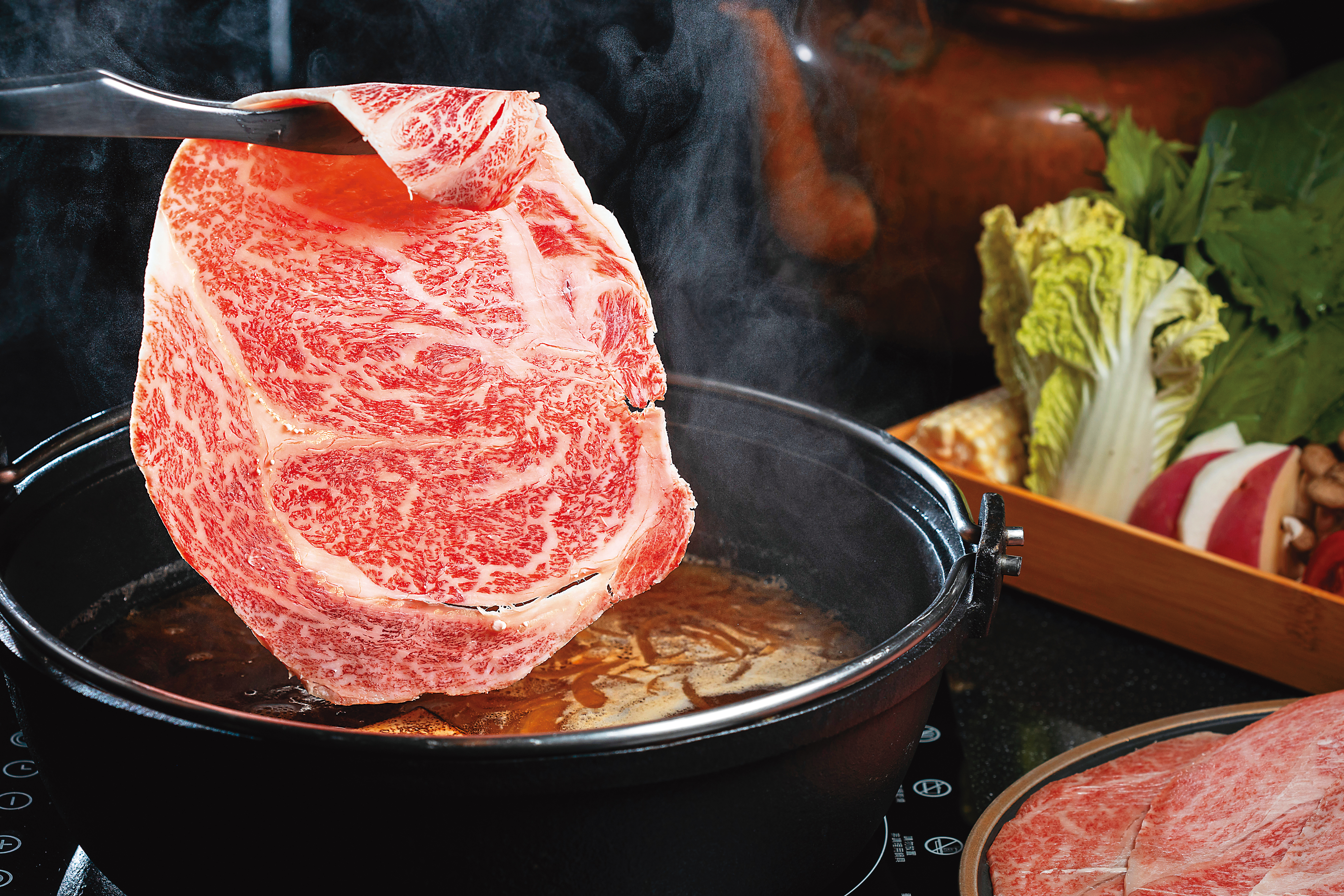 店內僅為飛驒牛提供壽喜燒吃法，「飛驒牛 肋眼」厚度足有1.5mm，吃進嘴裡爽在心頭。（3,280元／8盎司）