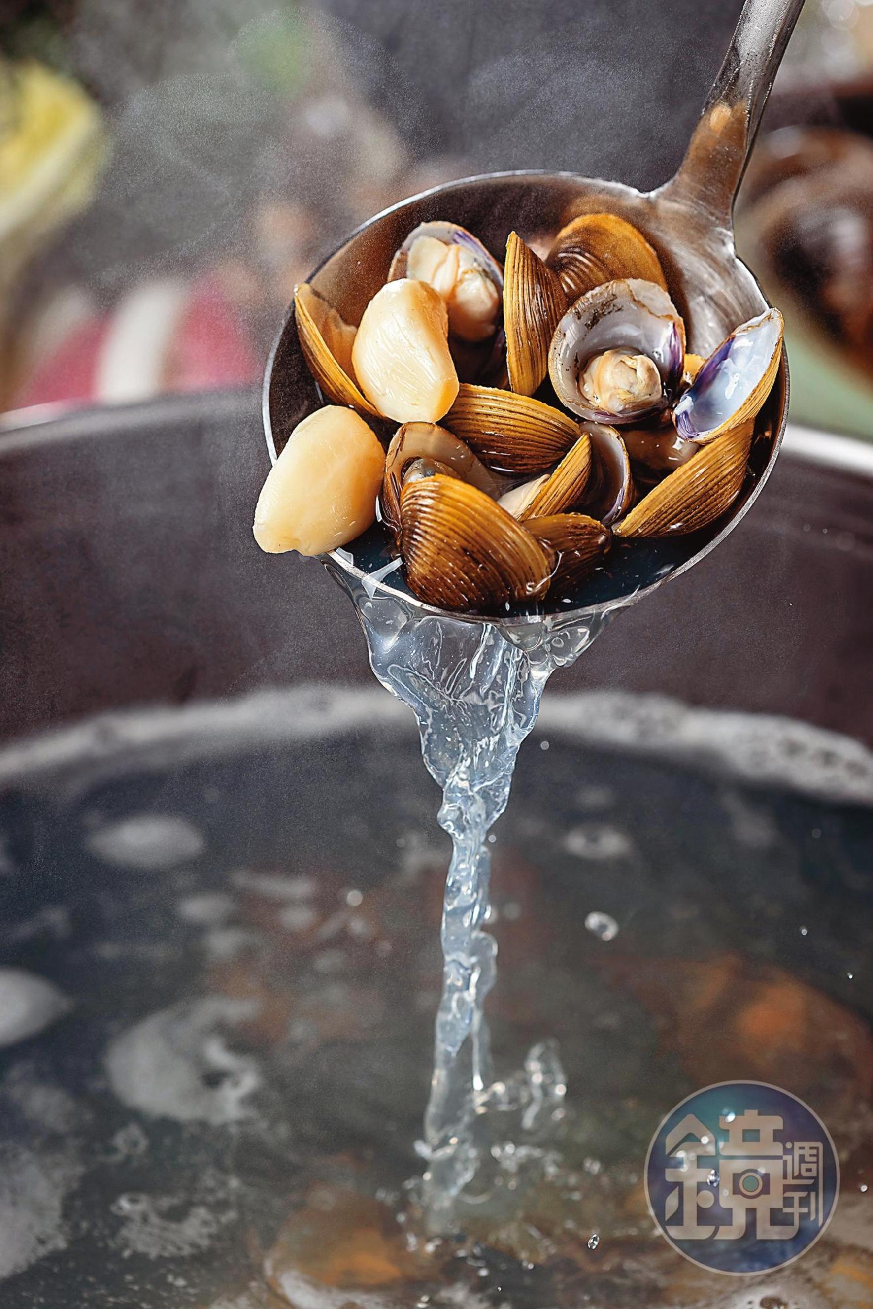鮮味爆炸的「養生蒜香黃金蜆高湯」，與海鮮是絕配。
