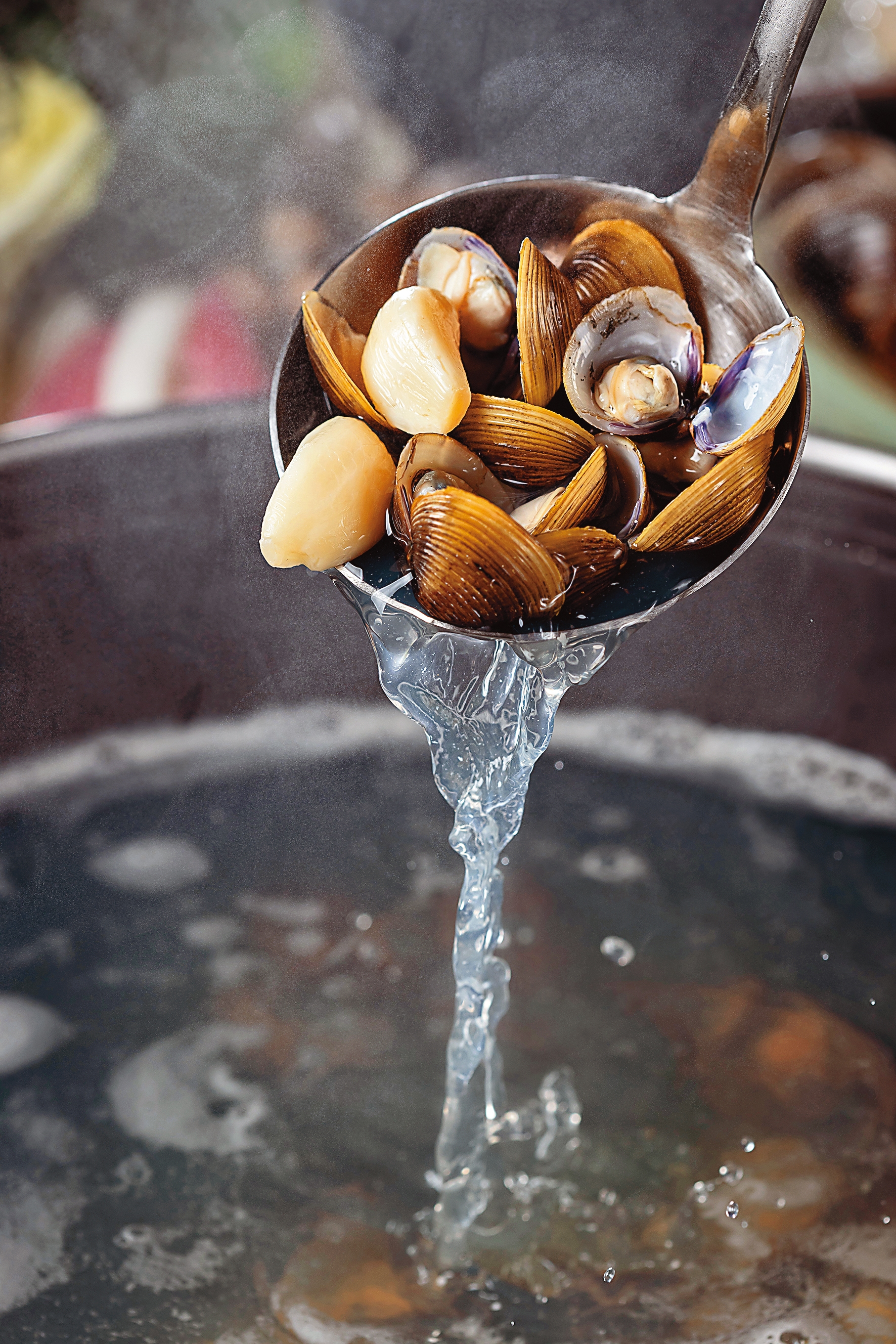 鮮味爆炸的「養生蒜香黃金蜆高湯」，與海鮮是絕配。