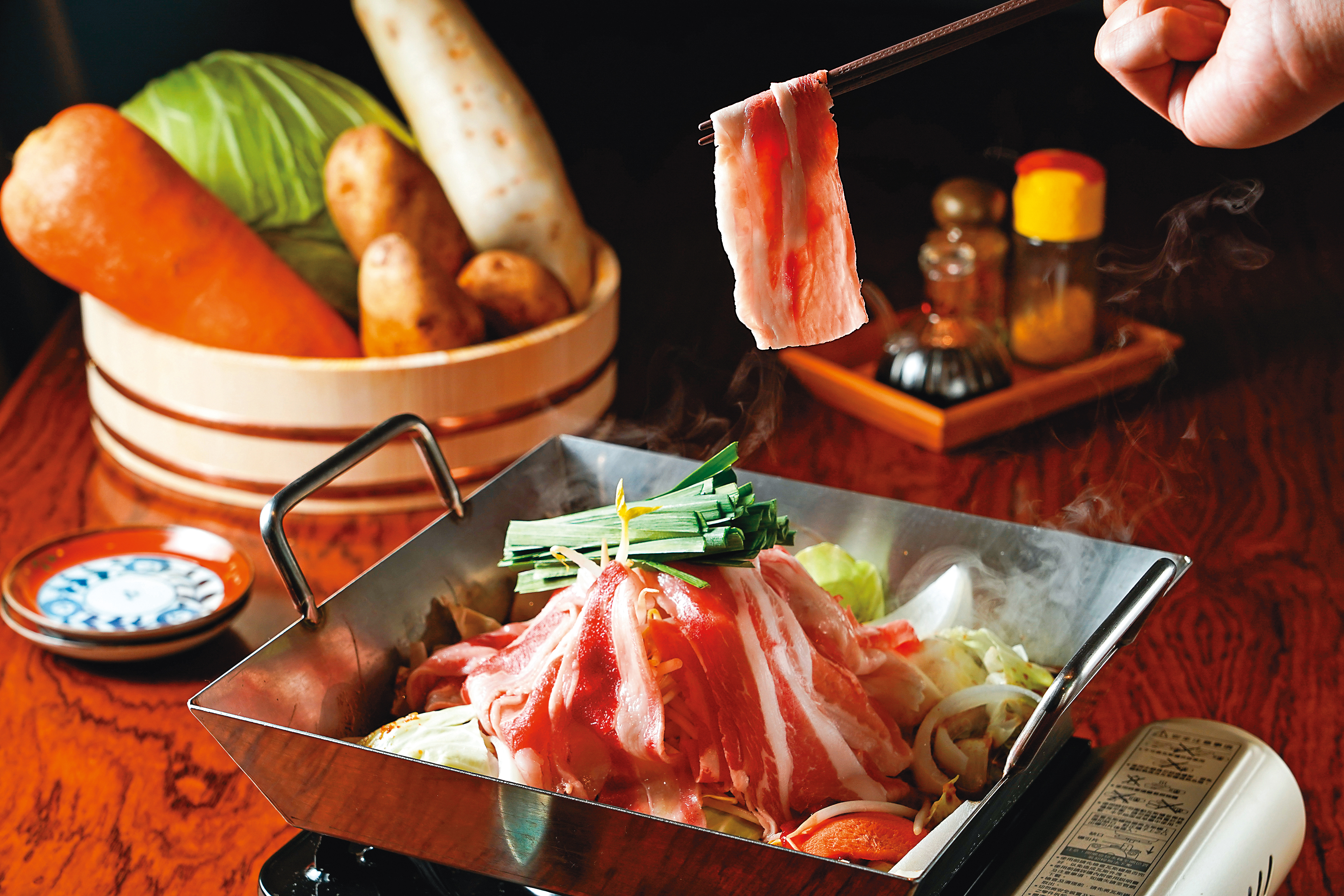 店長極力推薦的「辣味鐵板鍋套餐」，辛辣度是日本標準，對台灣人而言應該只能算甜辣。（880元／2人份）