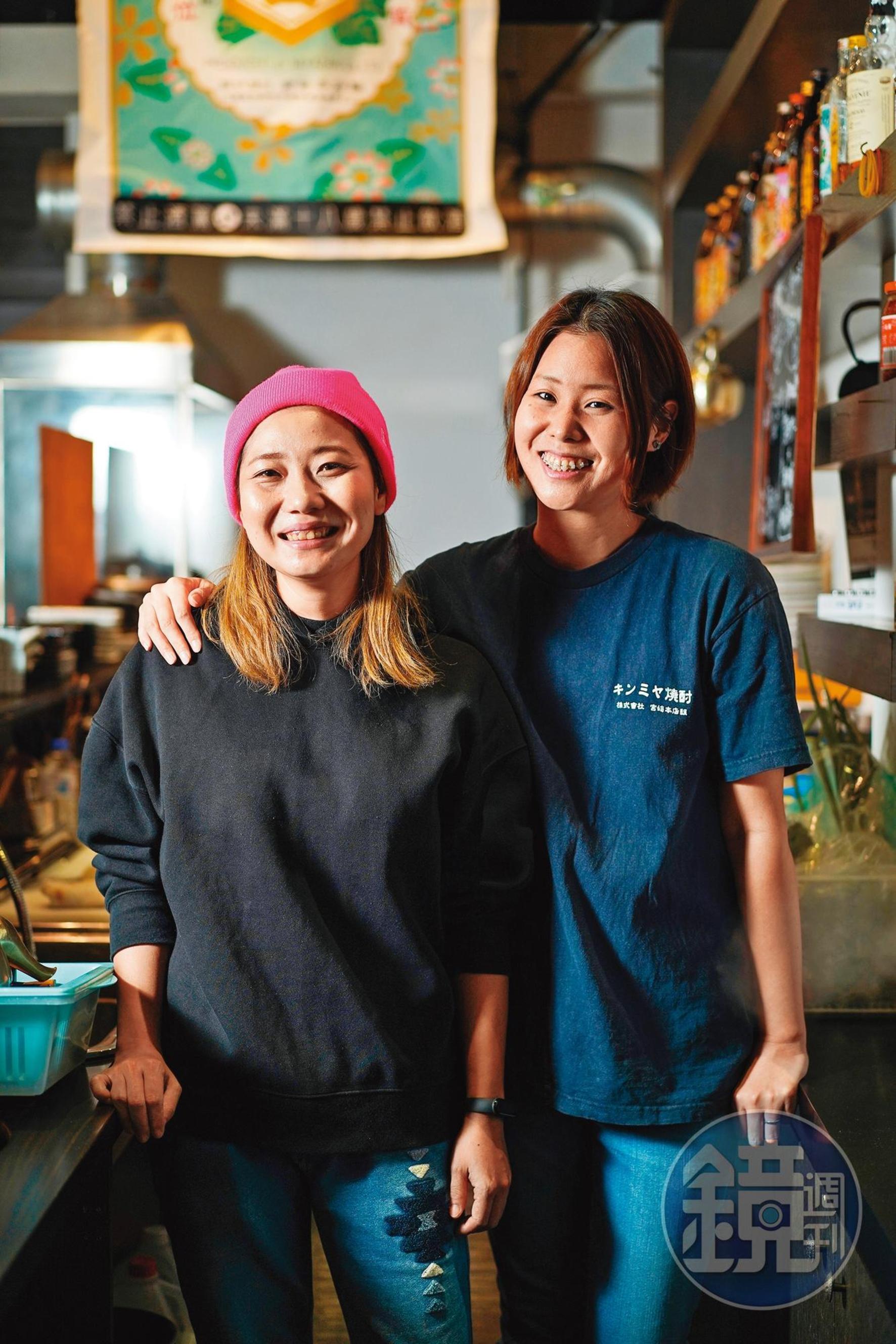 店員清一色日本人，看著店長柿元亞里沙（左）和店員西田彩美（右）的互動，讓人覺得像出國。