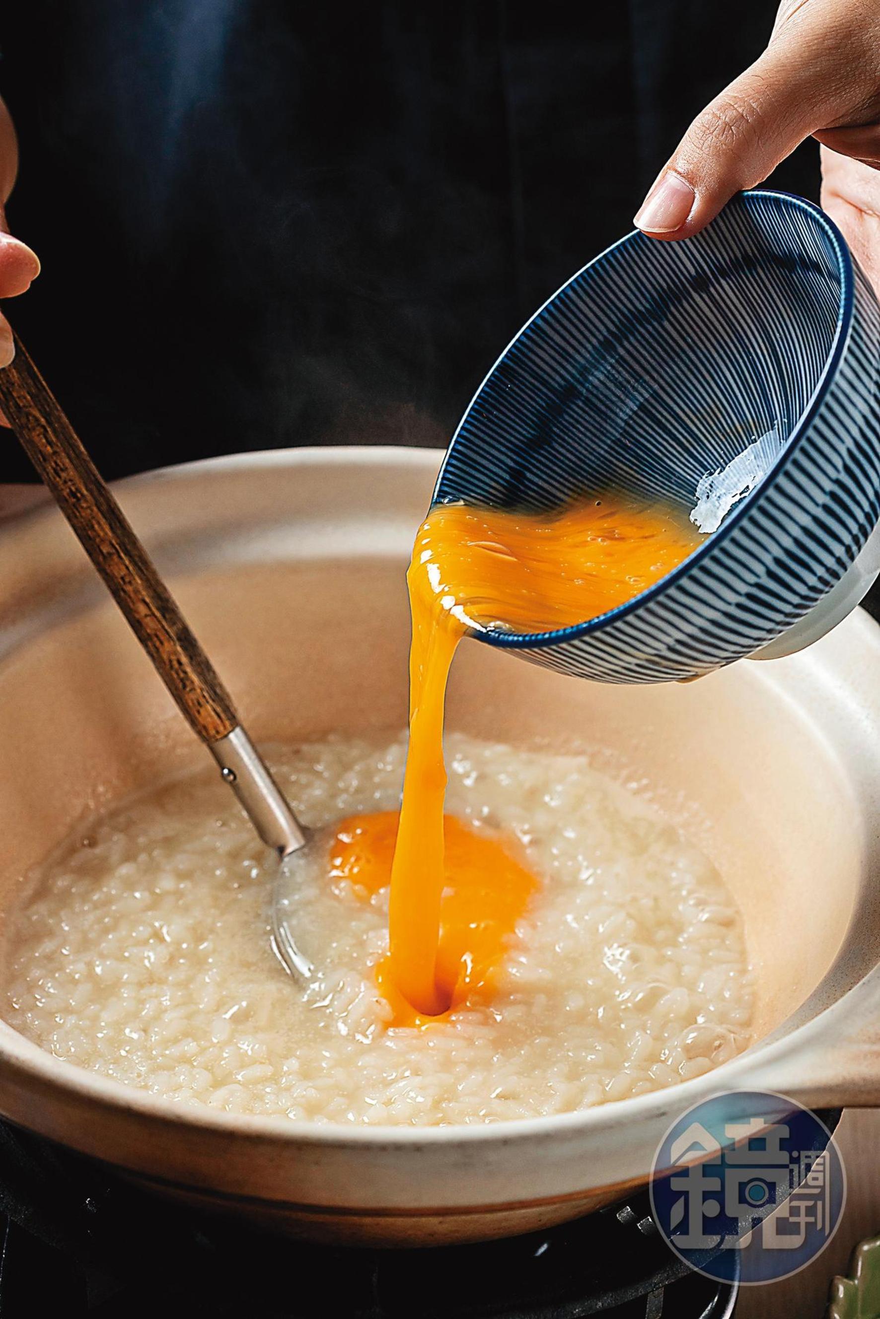 吃完鍋，還可點份「日式煮粥套餐」做成雜炊，高湯精華一滴都不浪費。（100元／份）