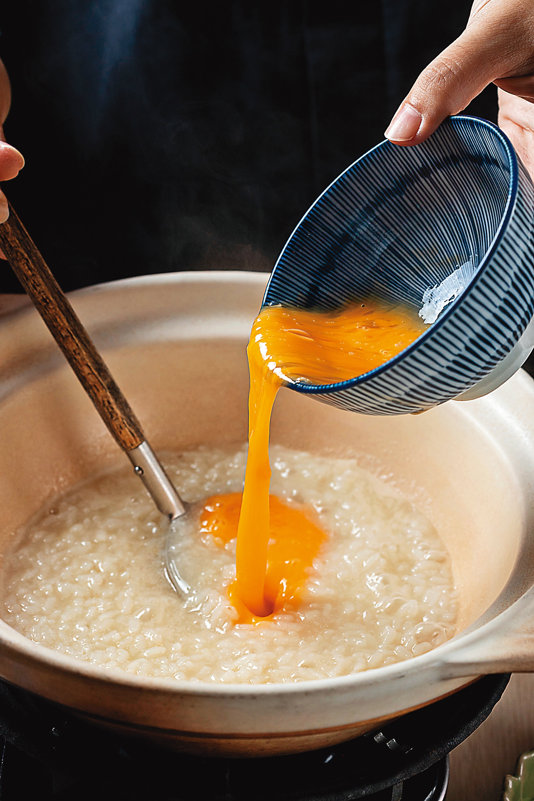 吃完鍋，還可點份「日式煮粥套餐」做成雜炊，高湯精華一滴都不浪費。（100元／份）