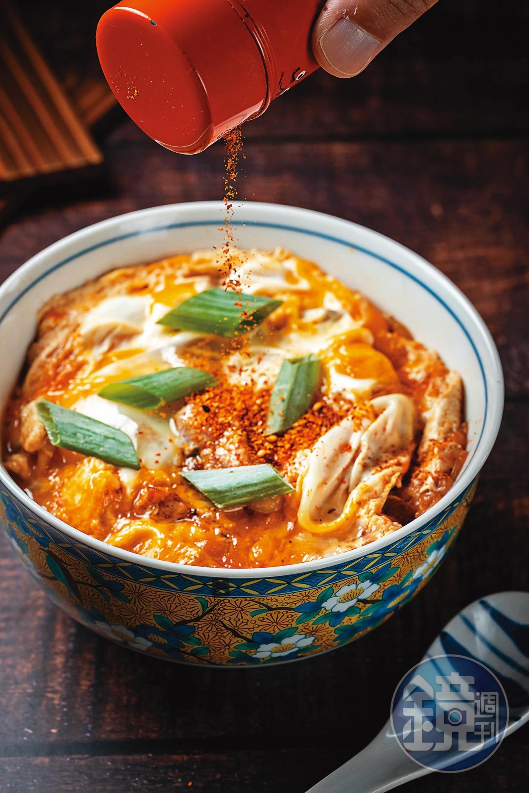 「炭火燒親子丼」滑嫩蛋汁鎖住土雞鮮甜，配上香噴噴的台南16號米飯，是相當棒的主食。（200元／份）