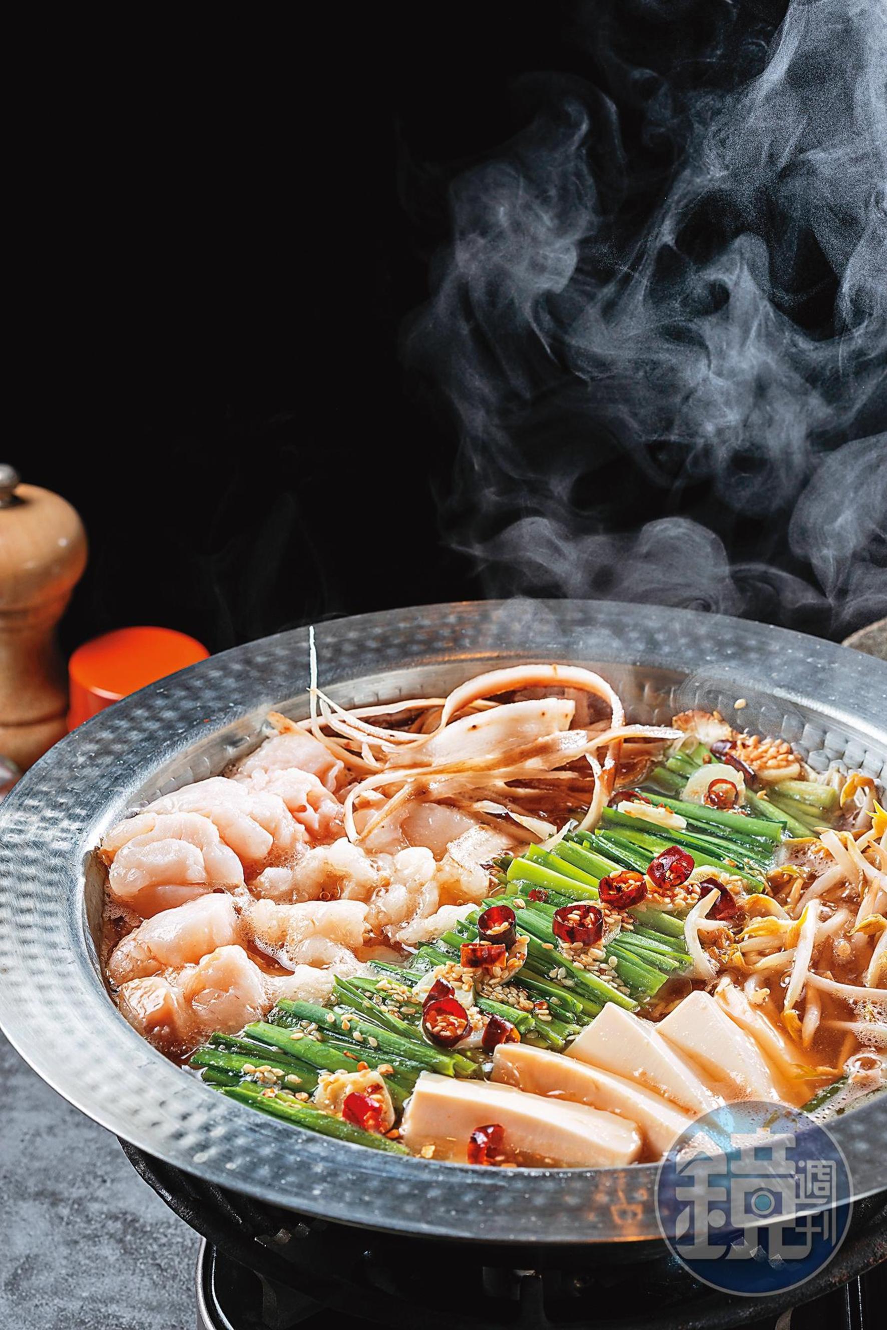 博多的另一款知名鍋物「和牛牛腸鍋」也是店內台柱，油脂輕盈不膩口，和風湯頭看似清淡，卻相當有厚度。（880元／份）