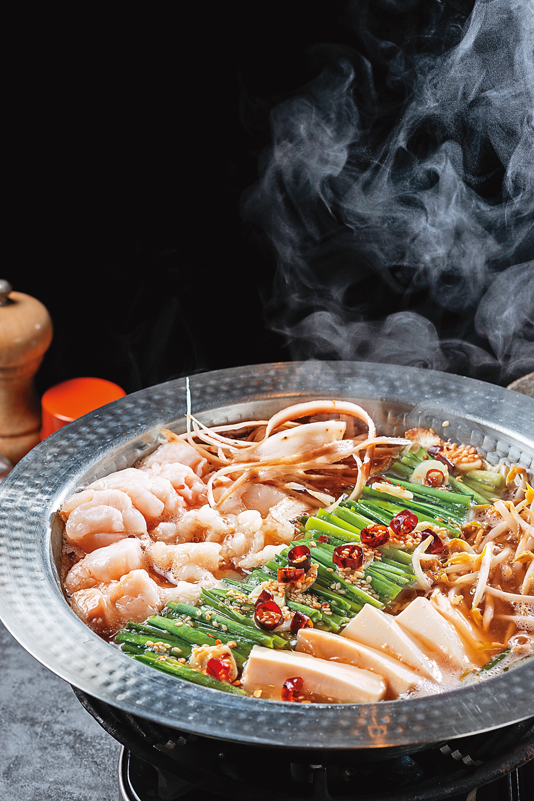 博多的另一款知名鍋物「和牛牛腸鍋」也是店內台柱，油脂輕盈不膩口，和風湯頭看似清淡，卻相當有厚度。（880元／份）
