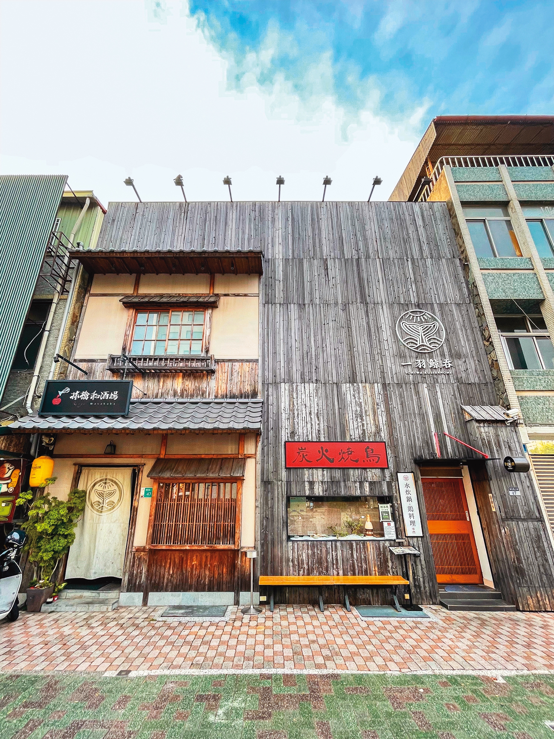 海安路上的店面帶有日式低調美。