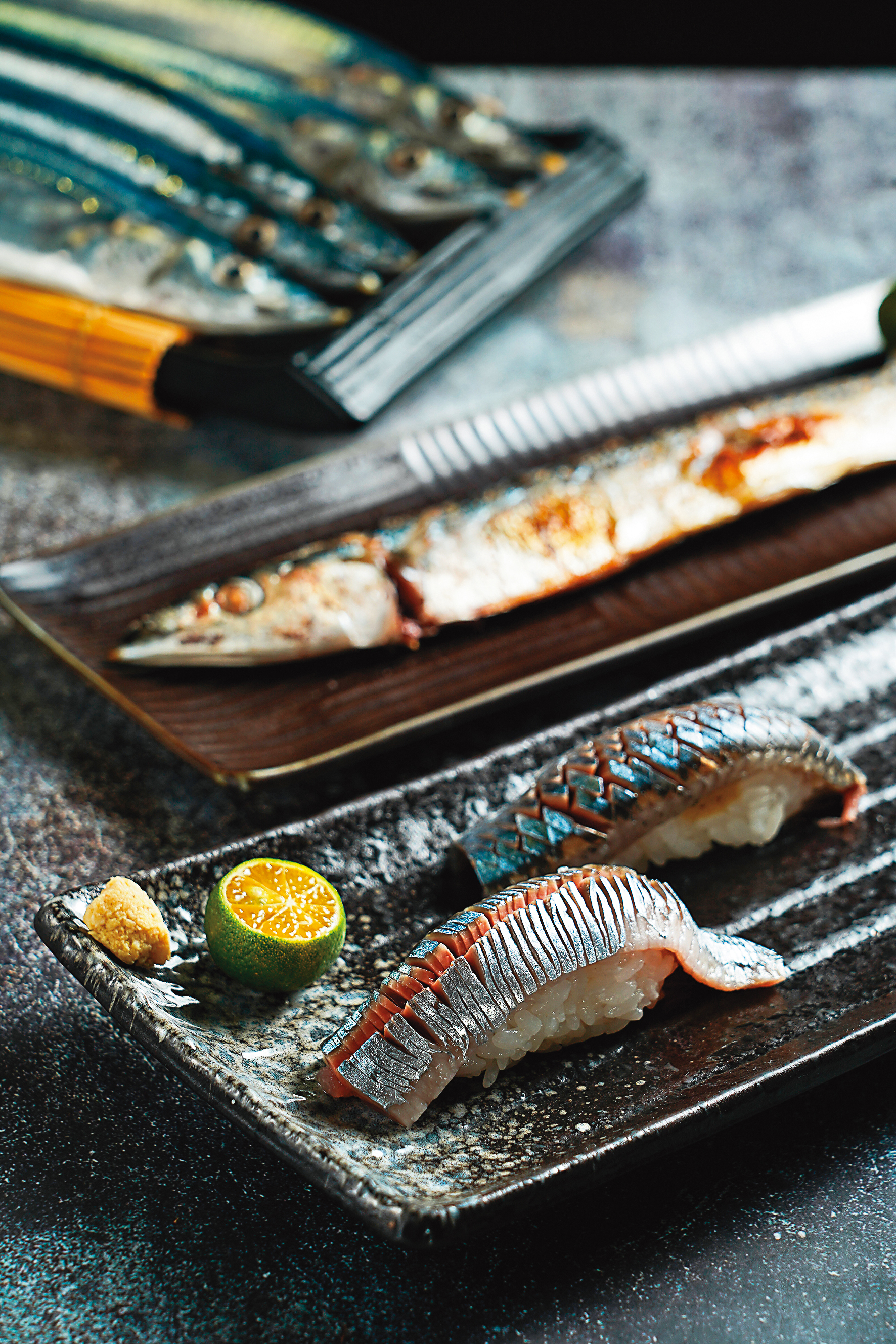 「秋刀魚2吃」將半條鹽烤、半條做成握壽司，濃甜的油脂在嘴裡化開，是錯過就等明年的旬味。（380元／份）
