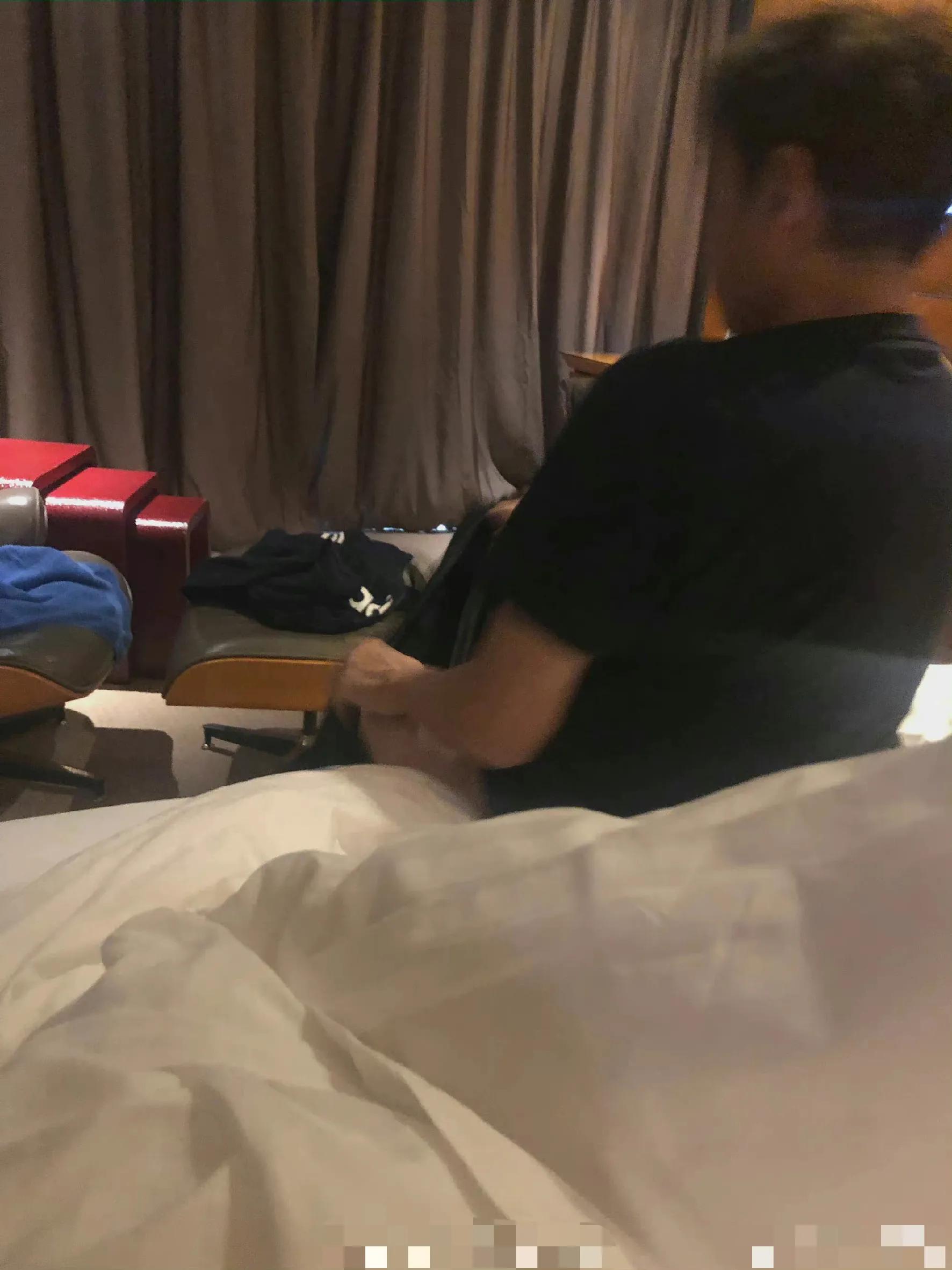 微博網友「悲傷牛肉麵_」加碼PO出譚詠麟在房內完事後的穿褲照片。（擷自微博@悲傷牛肉麵_）