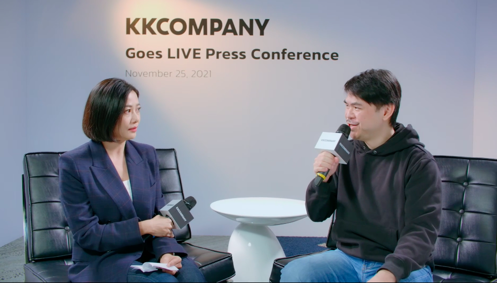 KKBOX Group,今(25)日舉行線上記者會,由執行長林冠羣(右)宣布更名為KKCompany,左為主持人劉姿麟。(翻攝KKTIX Live平台直播畫面)