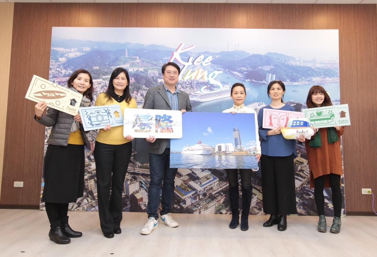 基隆市政府觀光及城市行銷處發行船員摺頁介紹基隆觀光。（基隆市政府提供）
