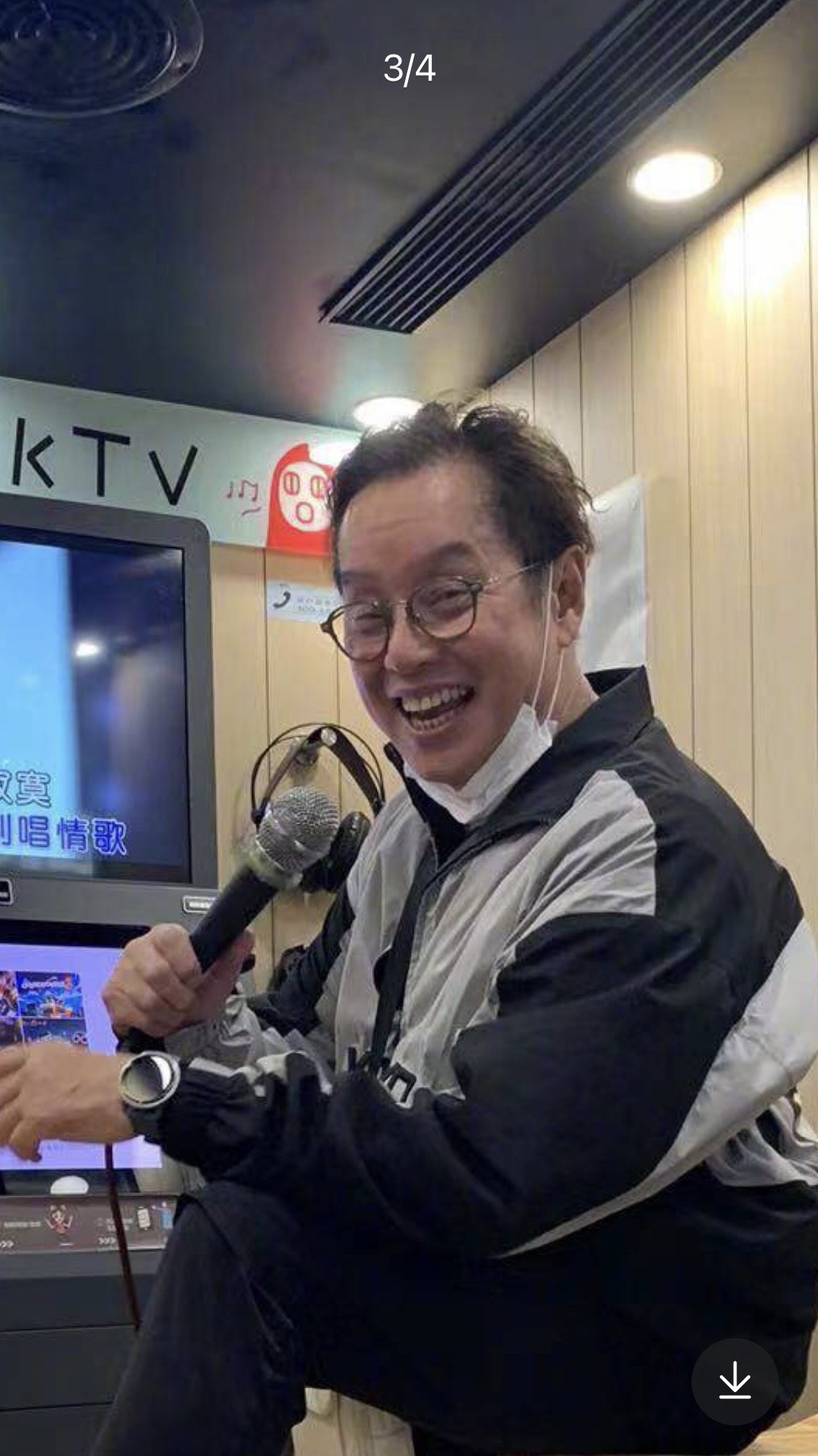 譚詠麟常年聲稱自己年年25歲,可是時間不流人,看他穿著打扮看來活力十足,也是一副大伯模樣。(翻攝自譚詠麟微博)