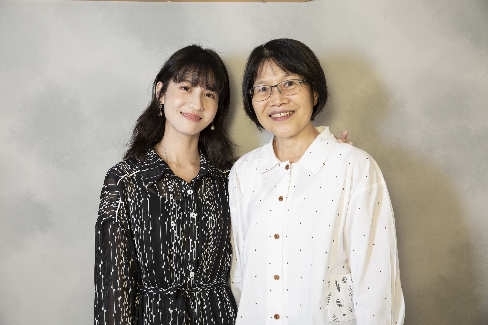 製作人徐青雲（右）與導演林君陽，皆相中連俞涵（左）飾演張薏心角色。