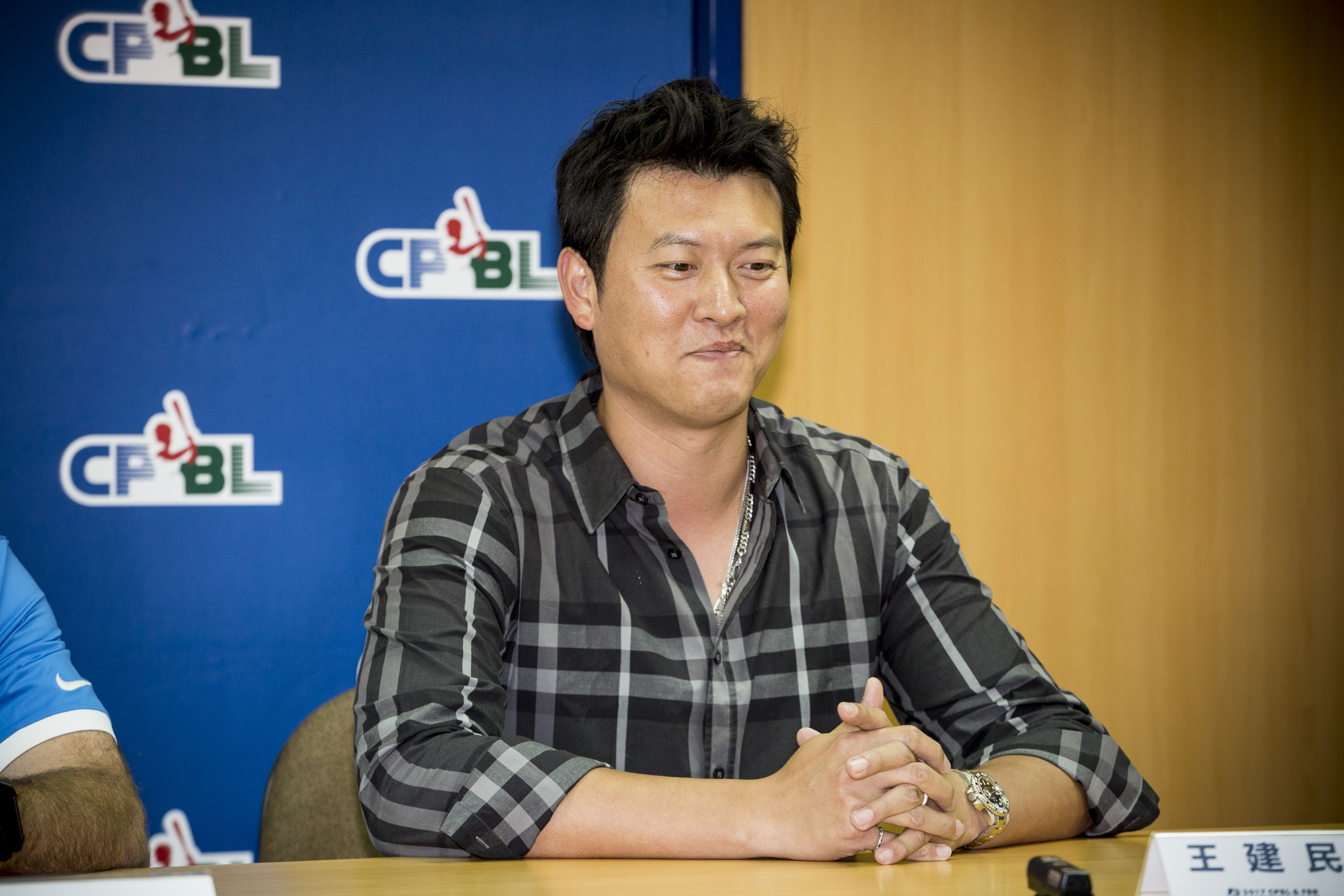 王建民非官方粉絲團跟風「球棒實聯制」引發熱議，今日粉專小編道歉澄清並非王建民本人發文。（本刊資料照）