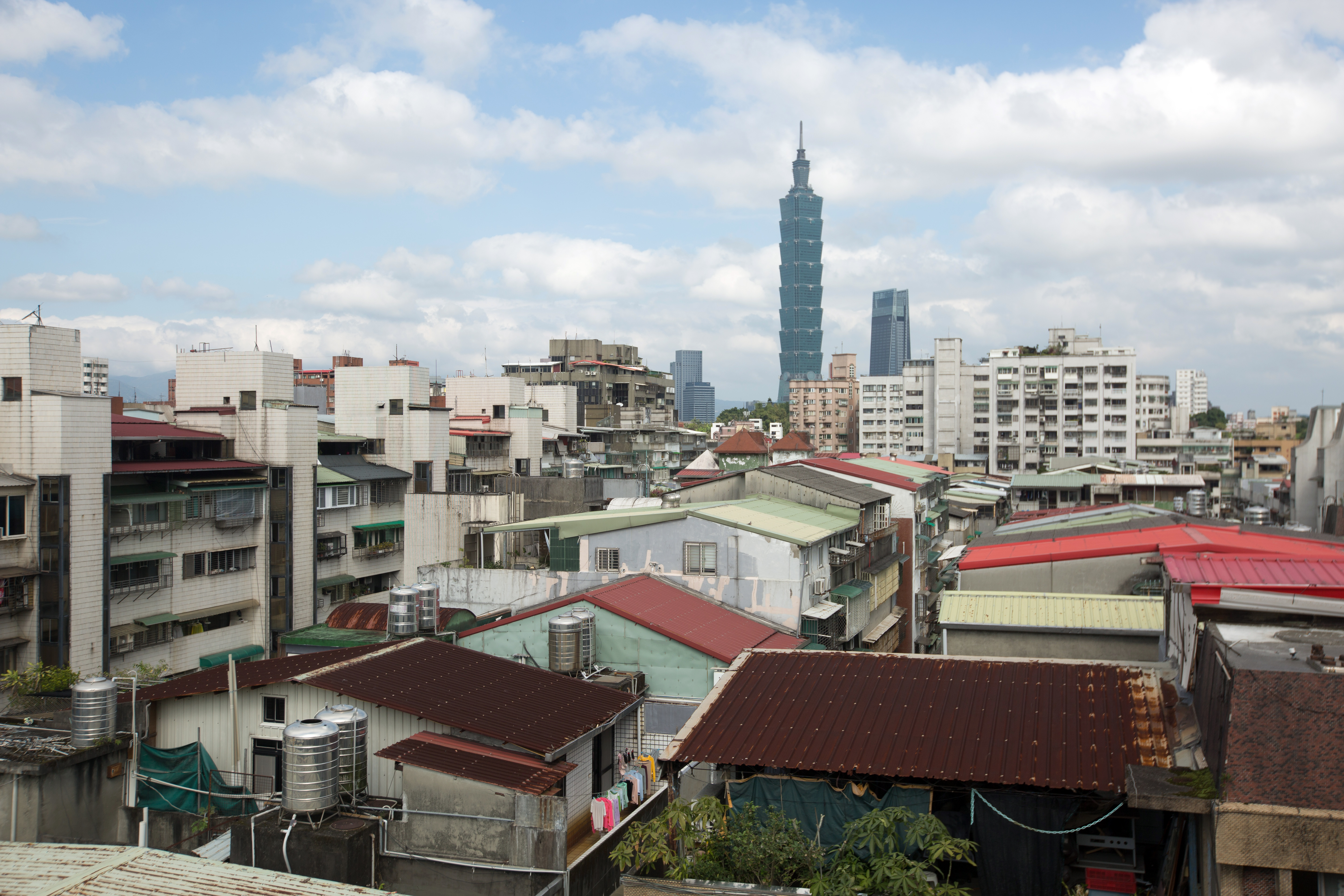 台灣各地房價全面上漲，有不少人已放棄購屋夢想，選擇租屋的方式過生活。（本刊資料照）