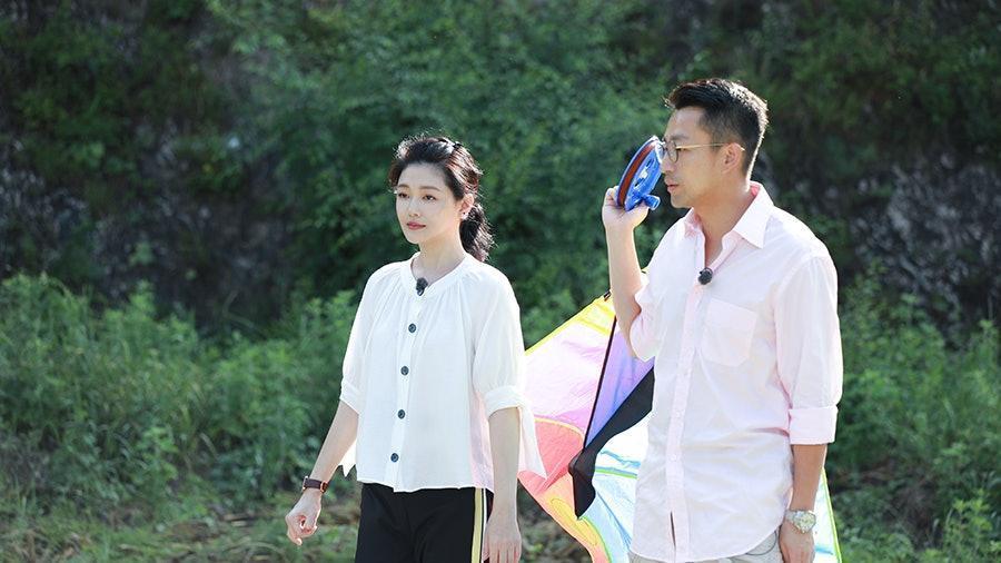 大S(左)與汪小菲(右)恩愛散步的畫面,以後可能看不到了。(翻攝自騰訊視頻)