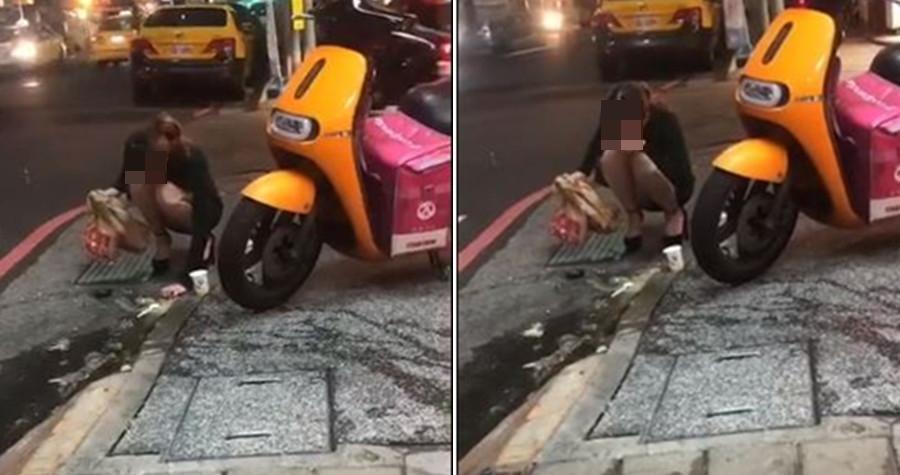 正妹把灑在水溝旁的玉米濃湯抓一把，細細品嚐後才離開。（翻攝臉書爆廢公社公開版）