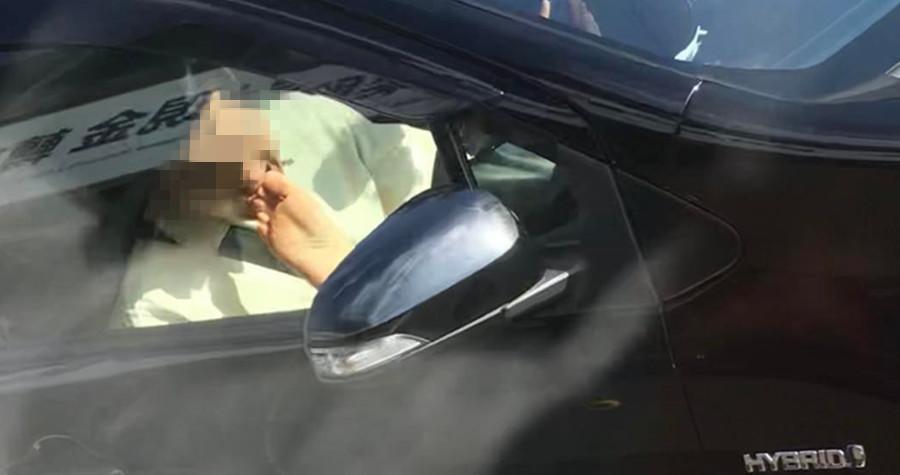 男駕駛邊開車,竟然邊吃女伴的腳,讓網友看傻眼。(翻攝臉書「筲箕灣西灣河關注組」)