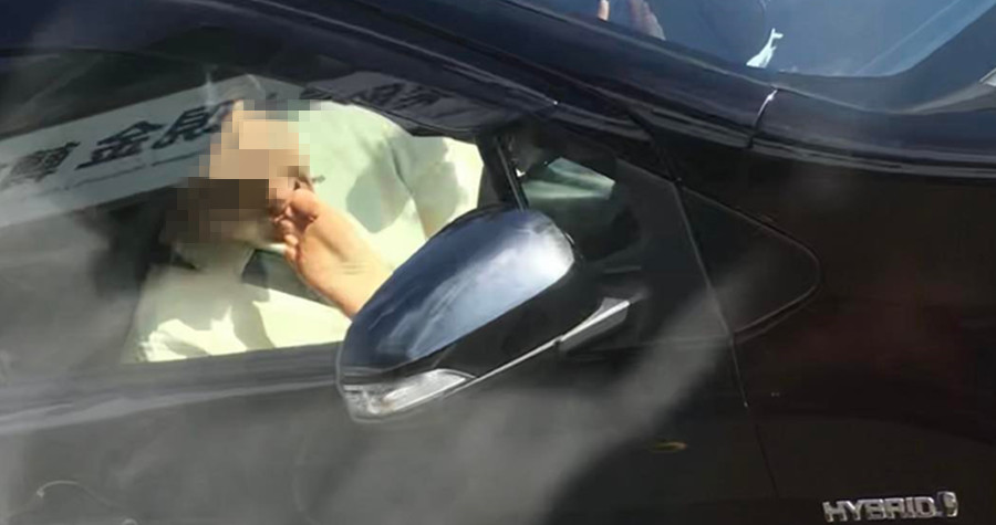 男駕駛邊開車，竟然邊吃女伴的腳，讓網友看傻眼。（翻攝臉書「筲箕灣西灣河關注組」）