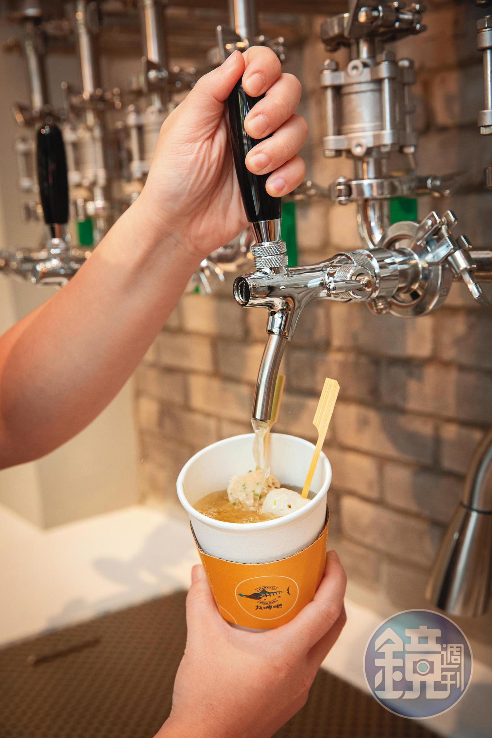 店面空間為狹長型，林耀邦想到出湯與飲料可透過管線從3樓直通1樓，讓1樓店面空間更寬敞。（魚丸湯，120元／2串）