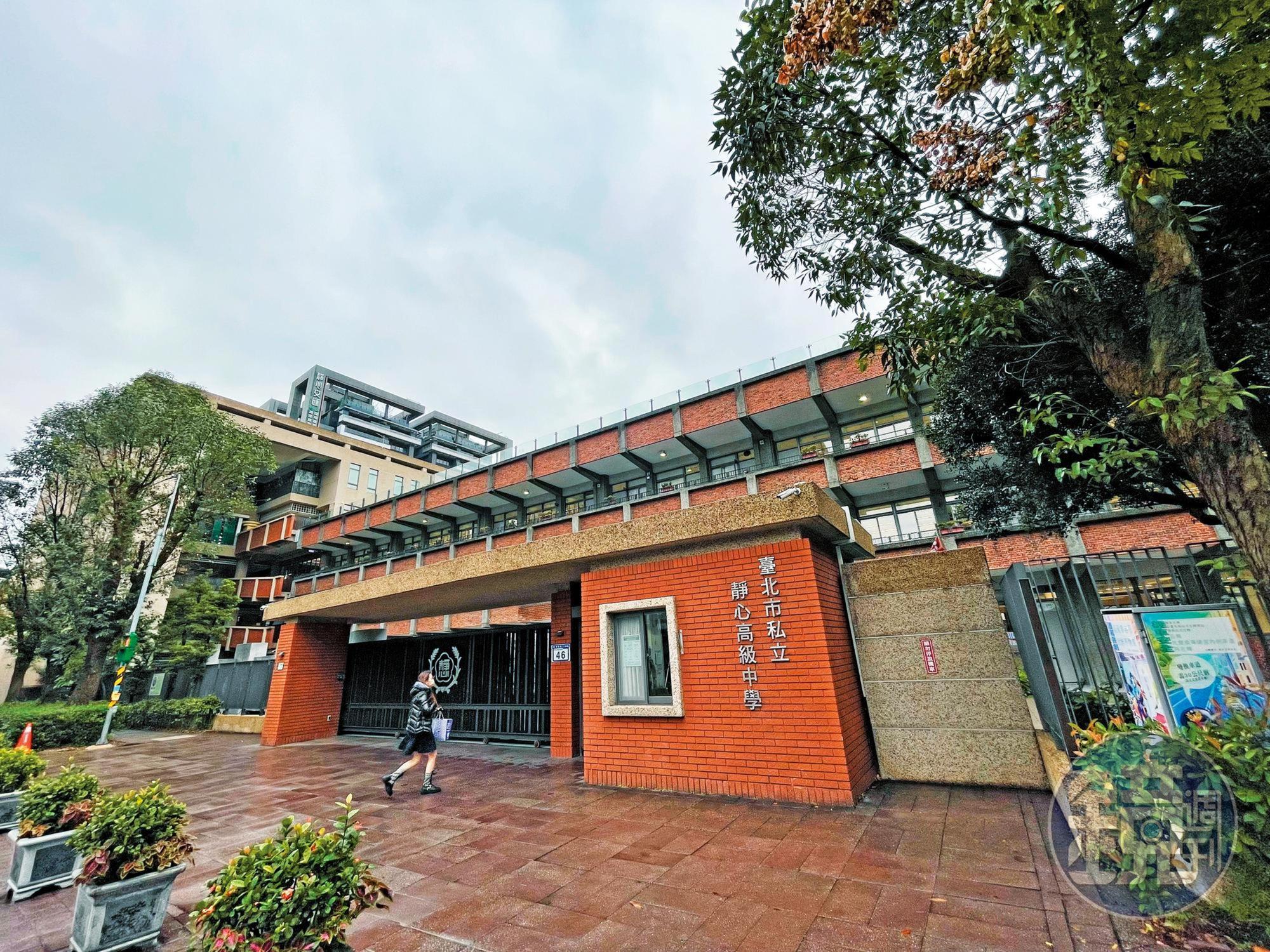 相較於文山區捷運站周邊物件，開價近2,000萬元，靜心中小學商圈附近房價較平易近人。