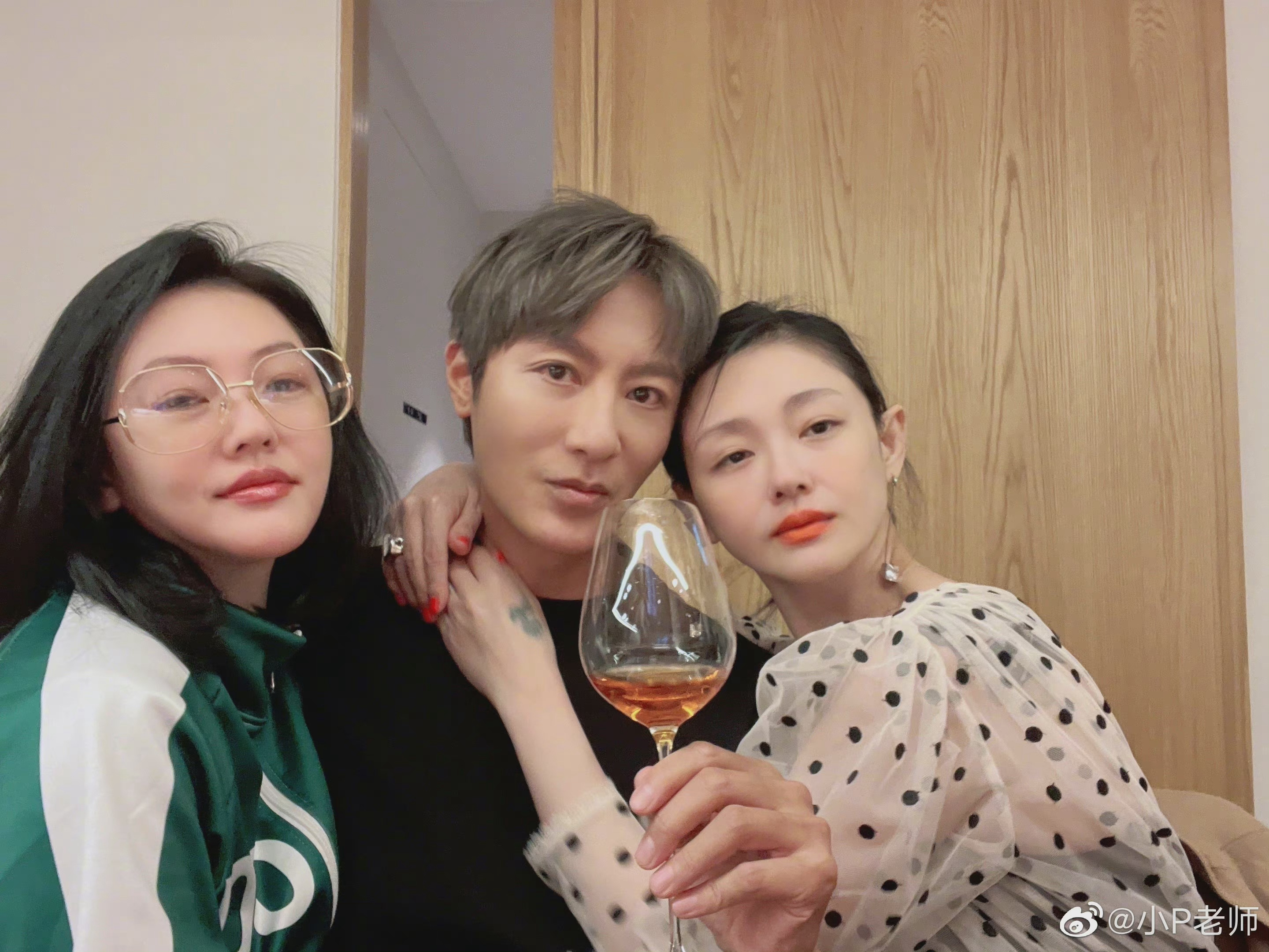 大S穿著雪紡紗質上衣，皮膚白晰，身材也維持相當好。（翻攝自小P微博）