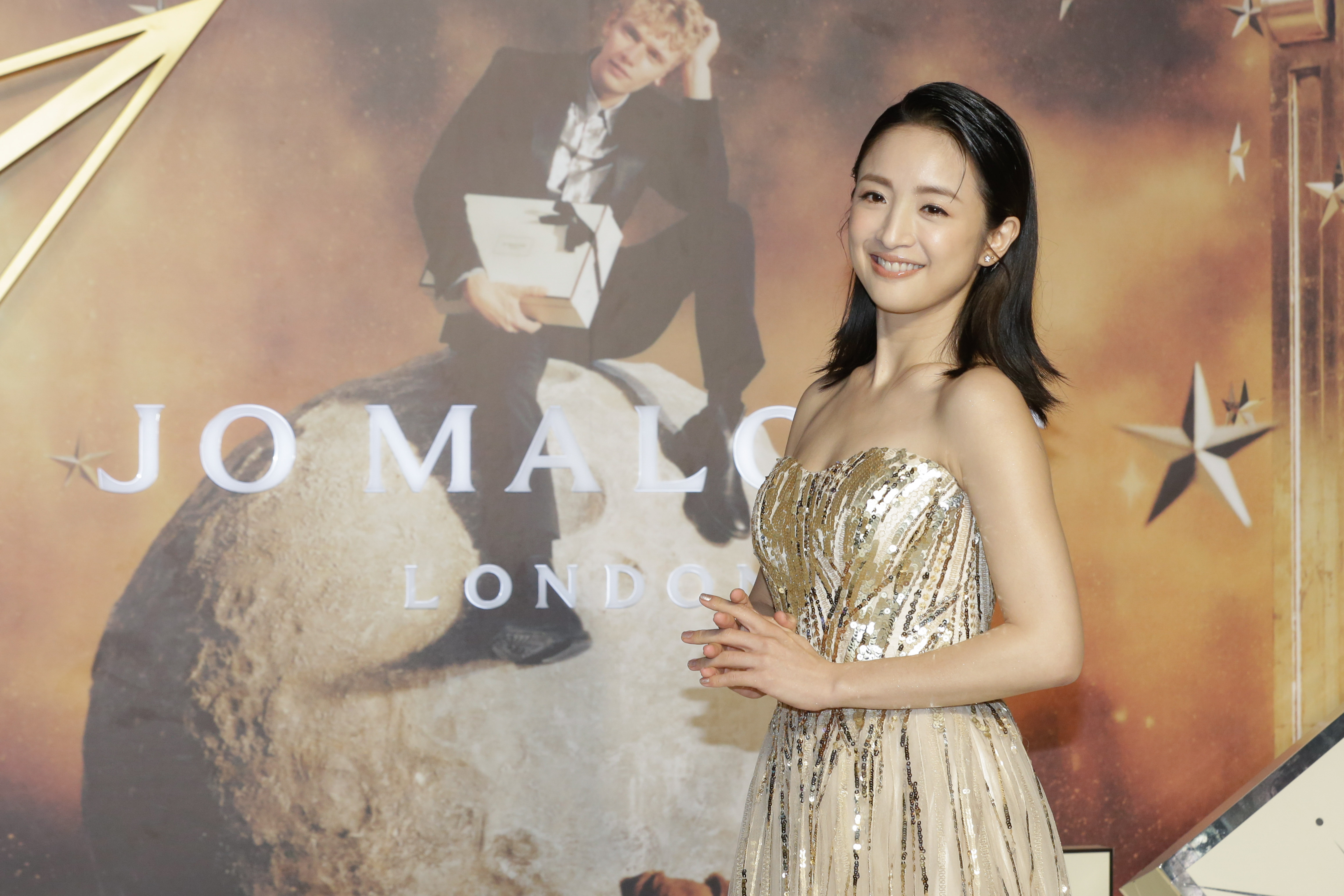 林依晨產後復出為香氛品牌耶誕樹點燈。