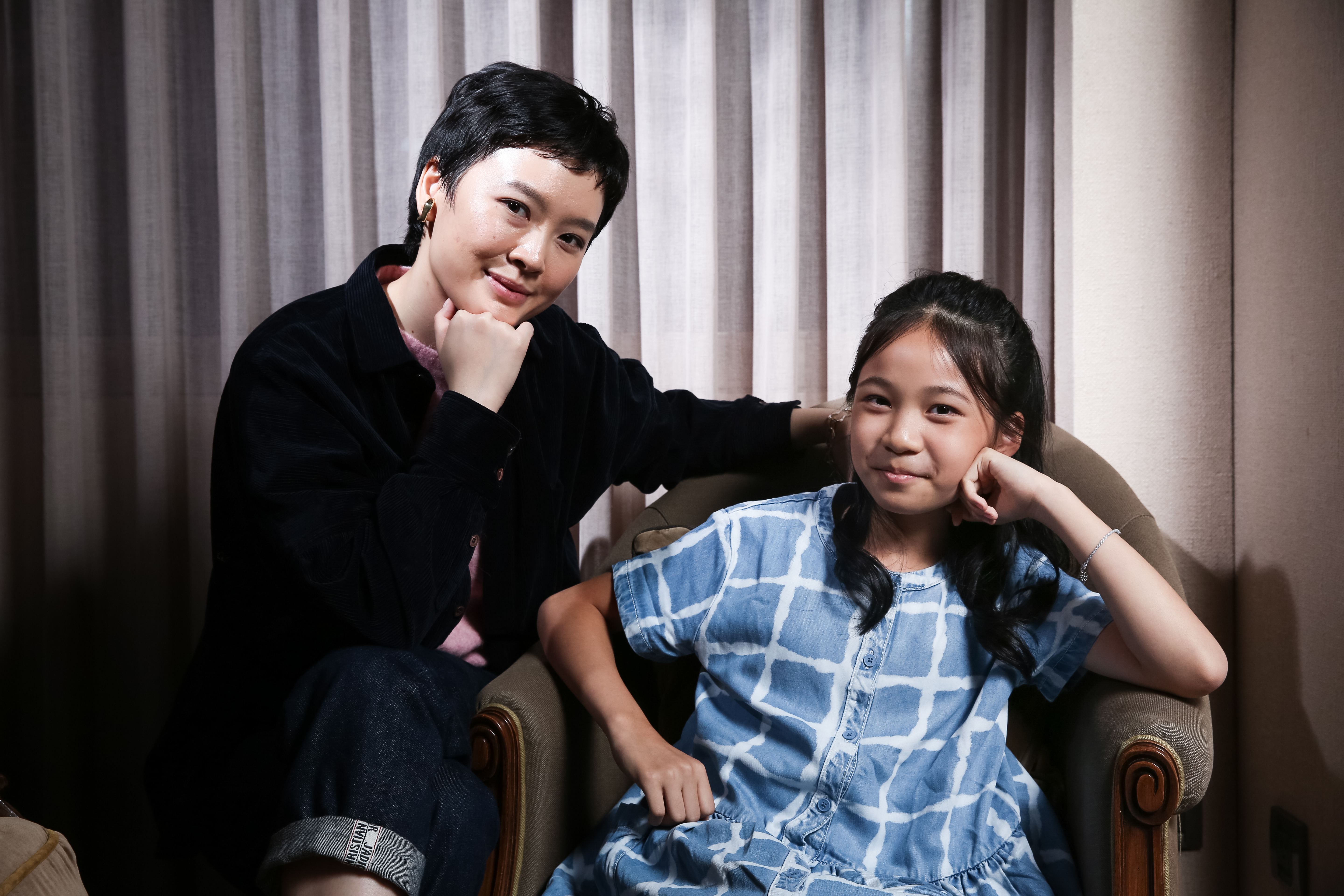 飾演小女兒「芳安」的林品彤（右）認證，阮鳳儀（左）是位溫柔的導演，不僅講戲很細膩，「都會蹲下來跟我們說話。」