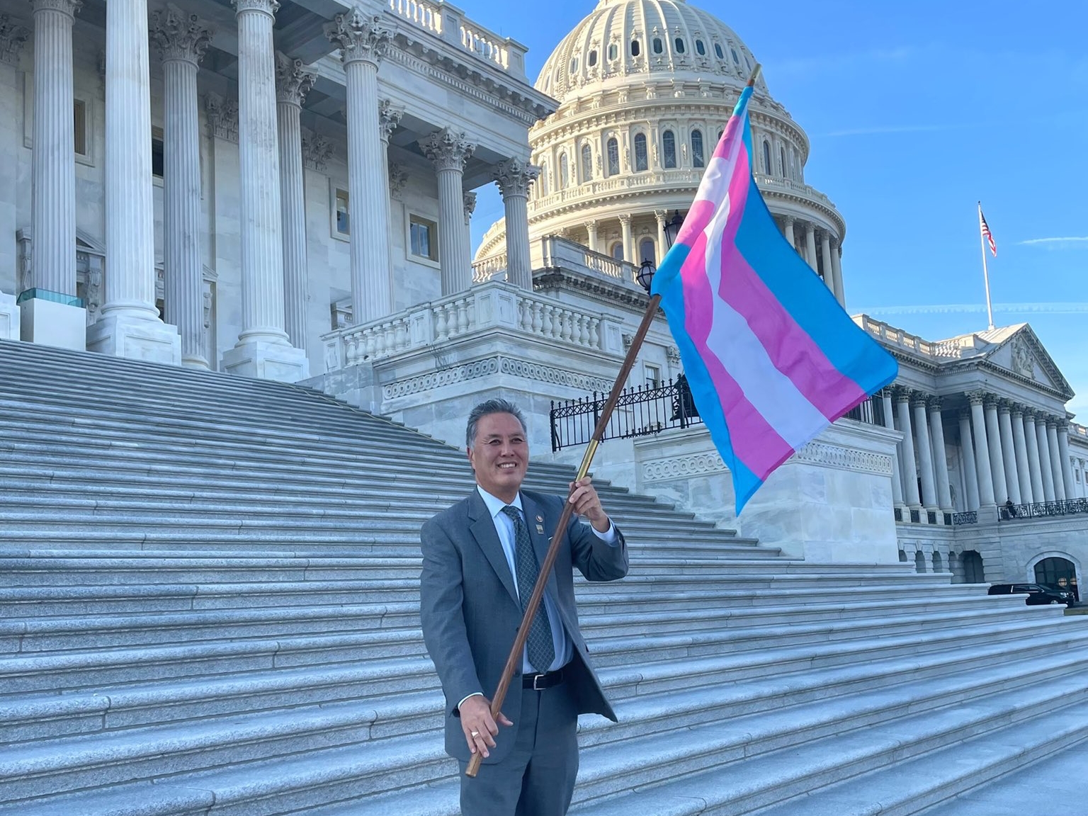 由美國聯邦眾議院退伍軍人事務委員會主席高野（Mark Takano）率領的議員訪團，於今（25日）約10點11分抵達松山機場。（翻攝自Mark Takano Twitter）