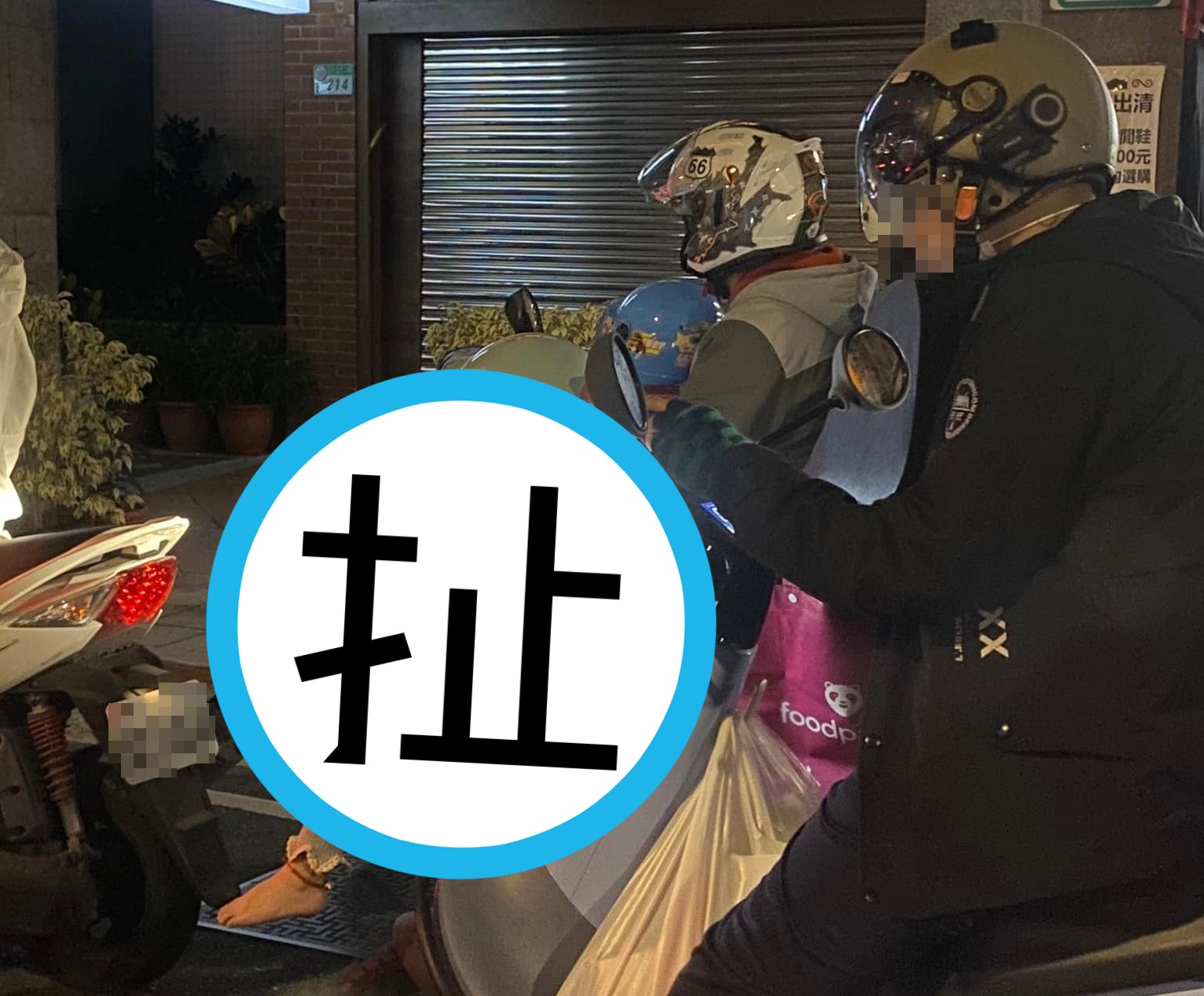 一張騎機車載小孩的照片讓大家拳頭都硬了。（翻攝自臉書社團爆怨公社）