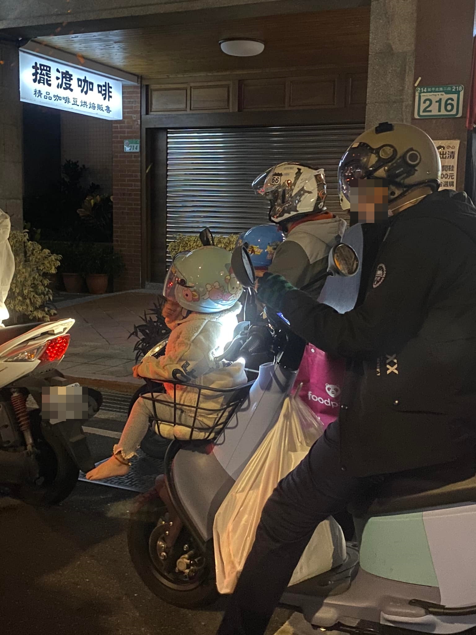 一名疑似父親的男騎士載著小孩,但小孩卻是坐在車頭的菜籃裡,籃子裡還放有座墊。(翻攝自臉書社團爆怨公社)