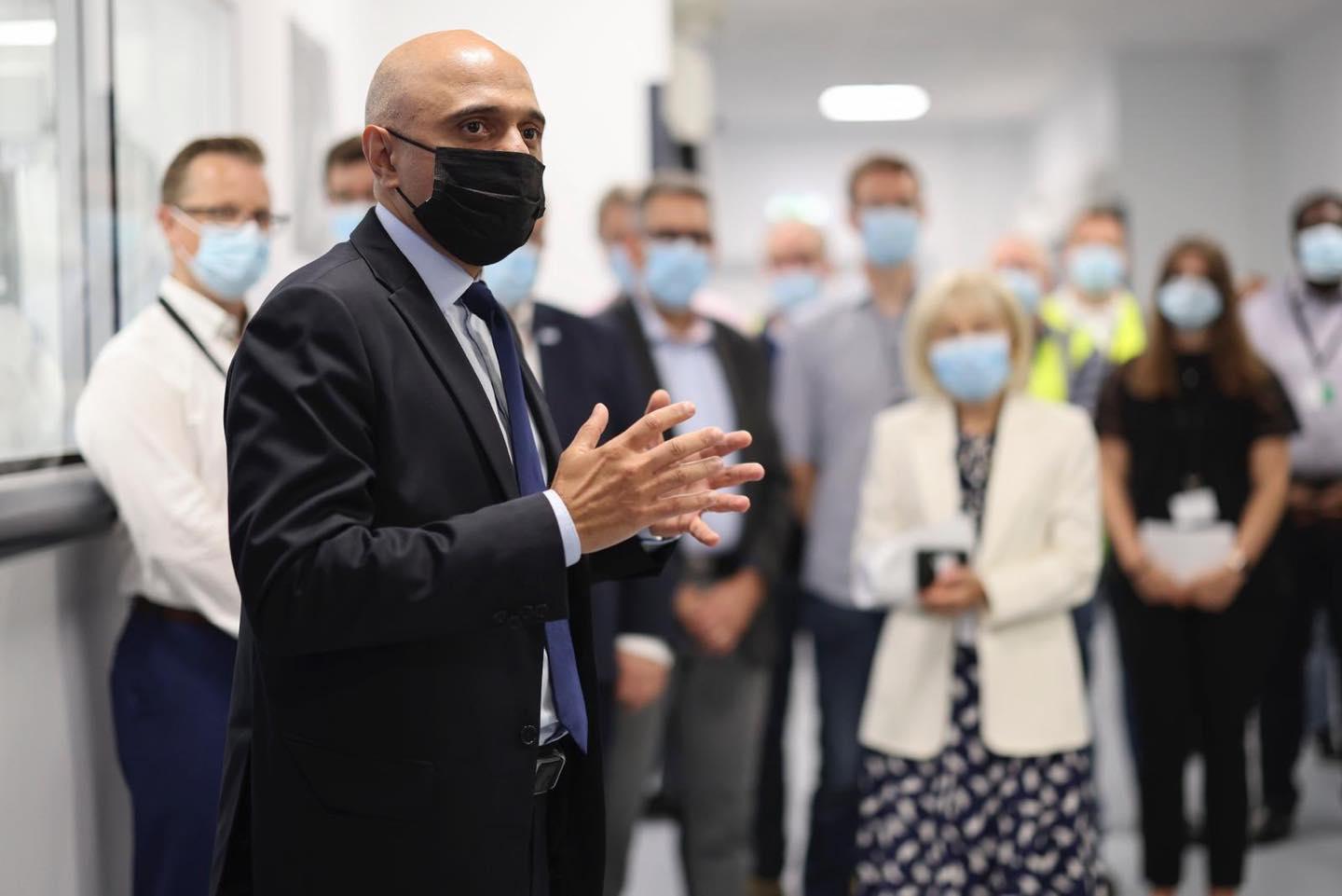非洲波札那出現最終命名可能為「Nu」的新冠變異株，英國衛生大臣賈偉德更形容，這是史上最糟糕的突變病毒。（翻攝自Sajid Javid臉書）