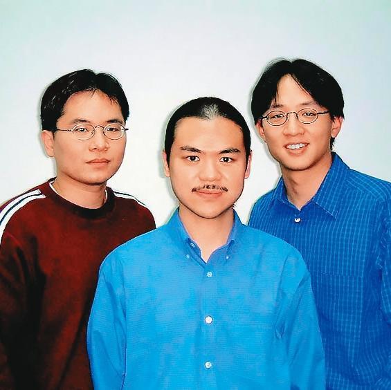 2000年林冠羣（中）剛創業時接受媒體採訪，外貌跟現在變化不大。（聯合知識庫）
