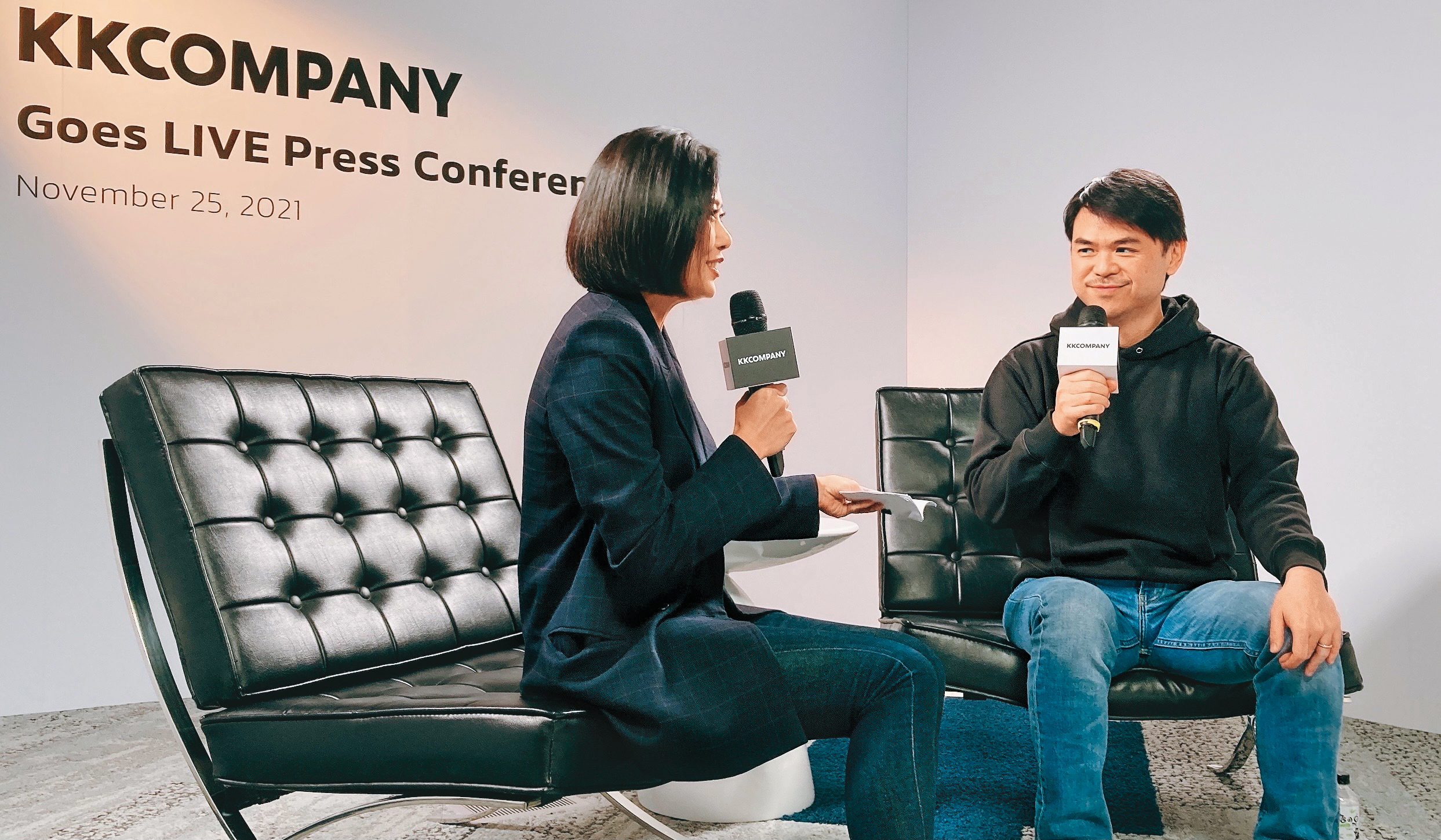 11月底,林冠羣(右)在線上記者會上宣布,集團名稱從KKBOX Group更名為KKCompany。
